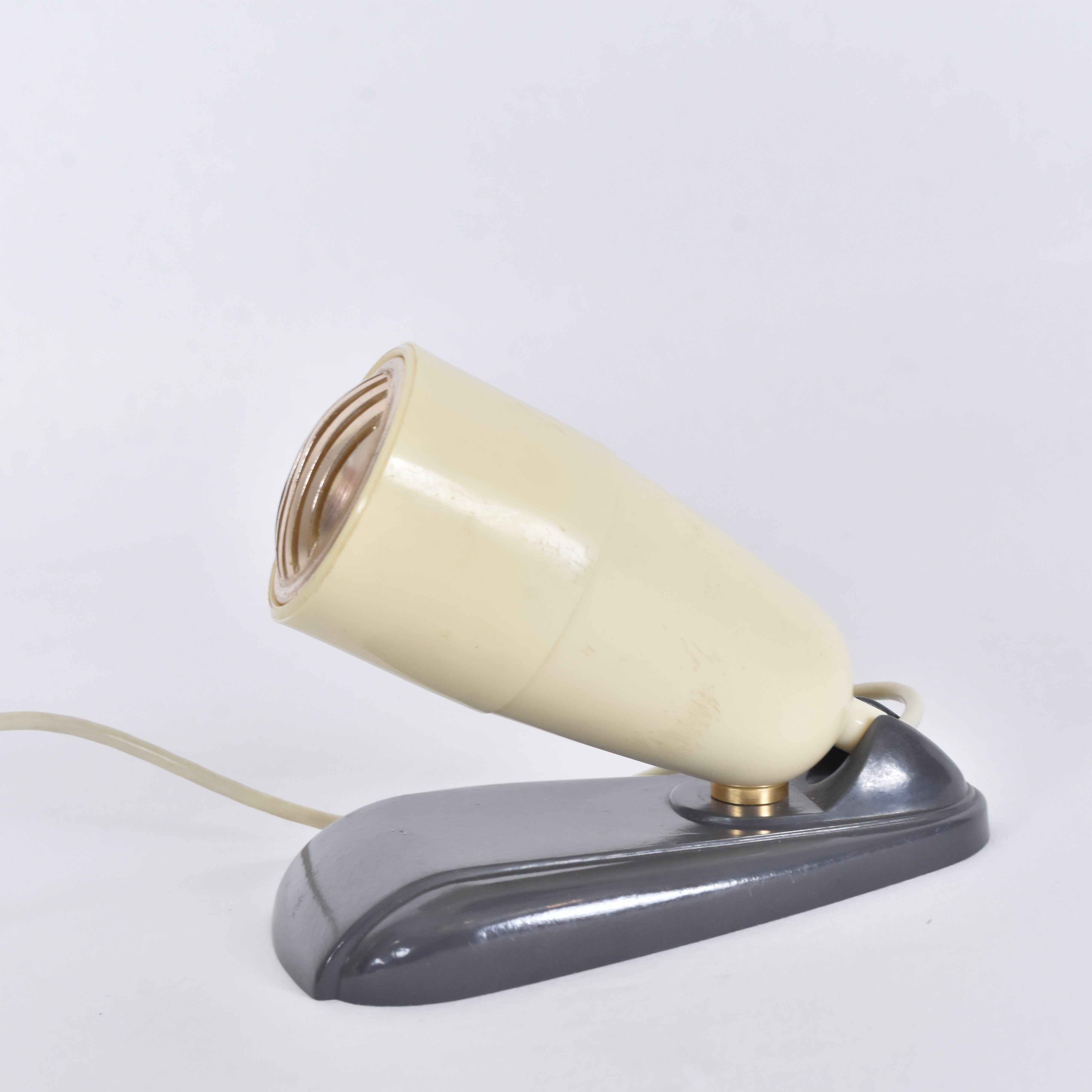 KRISTALLMIKROFON, elfenbensfärgad bakelit på lackerad metallfot, Philips EL 6112/03.