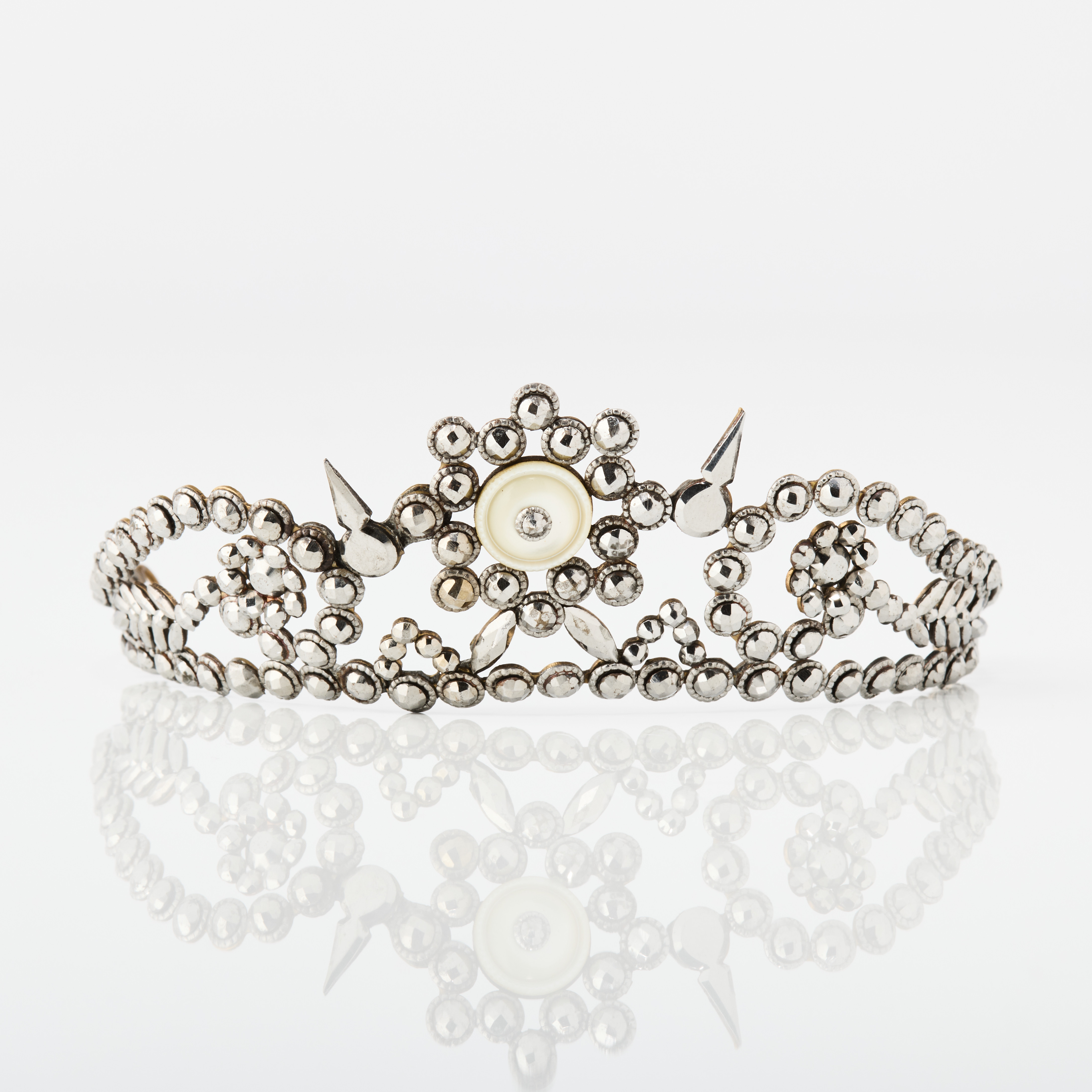 DIADEM, stålarbete, mässing och pärlemor, 1800-talets andra hälft.