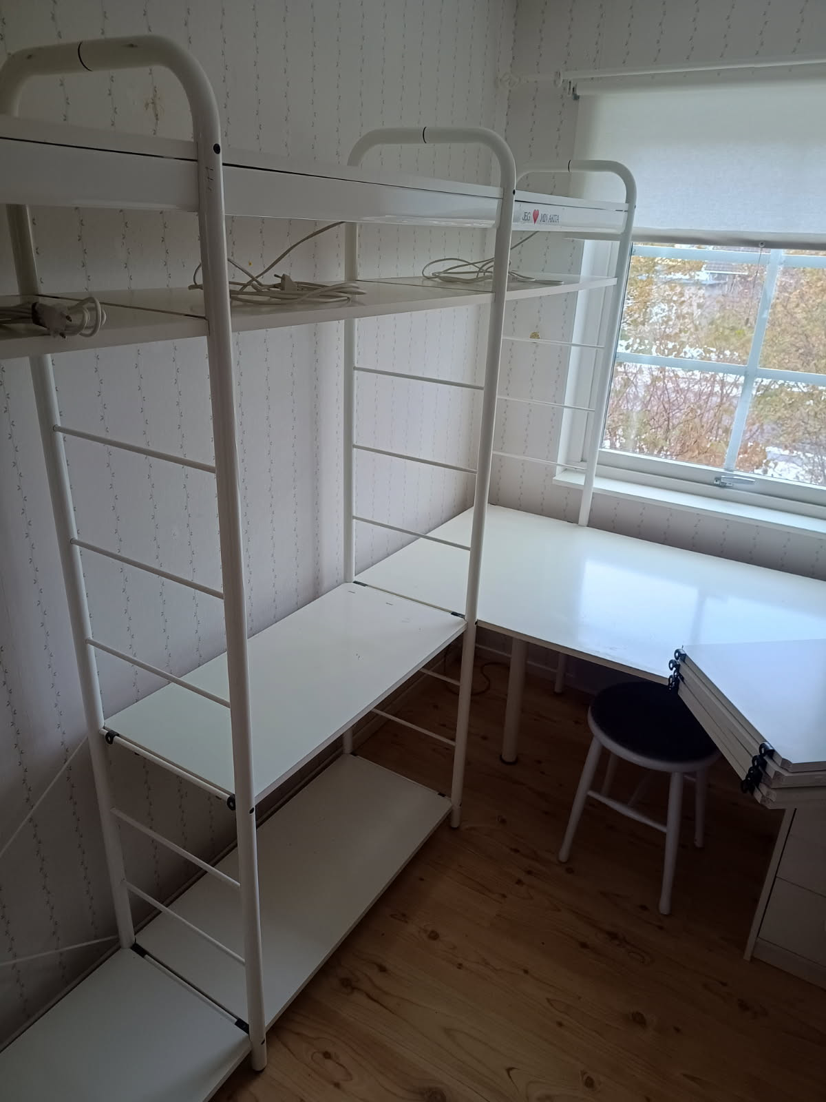 HYLLSYSTEM, Ikea, med belysning och kartoteklådor.