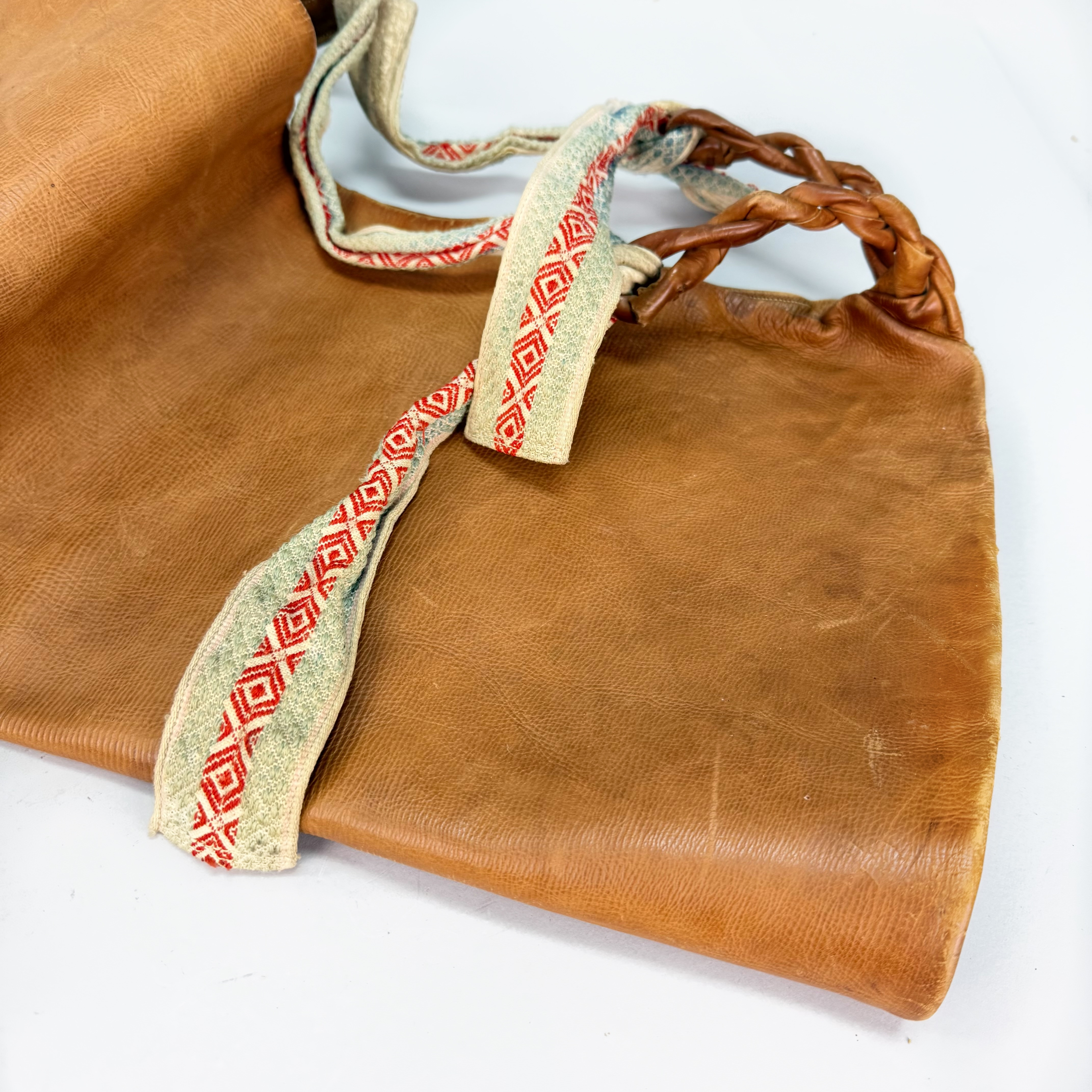 BÄRPÅSE - så kallad Bärbög, skinn med vävda band.