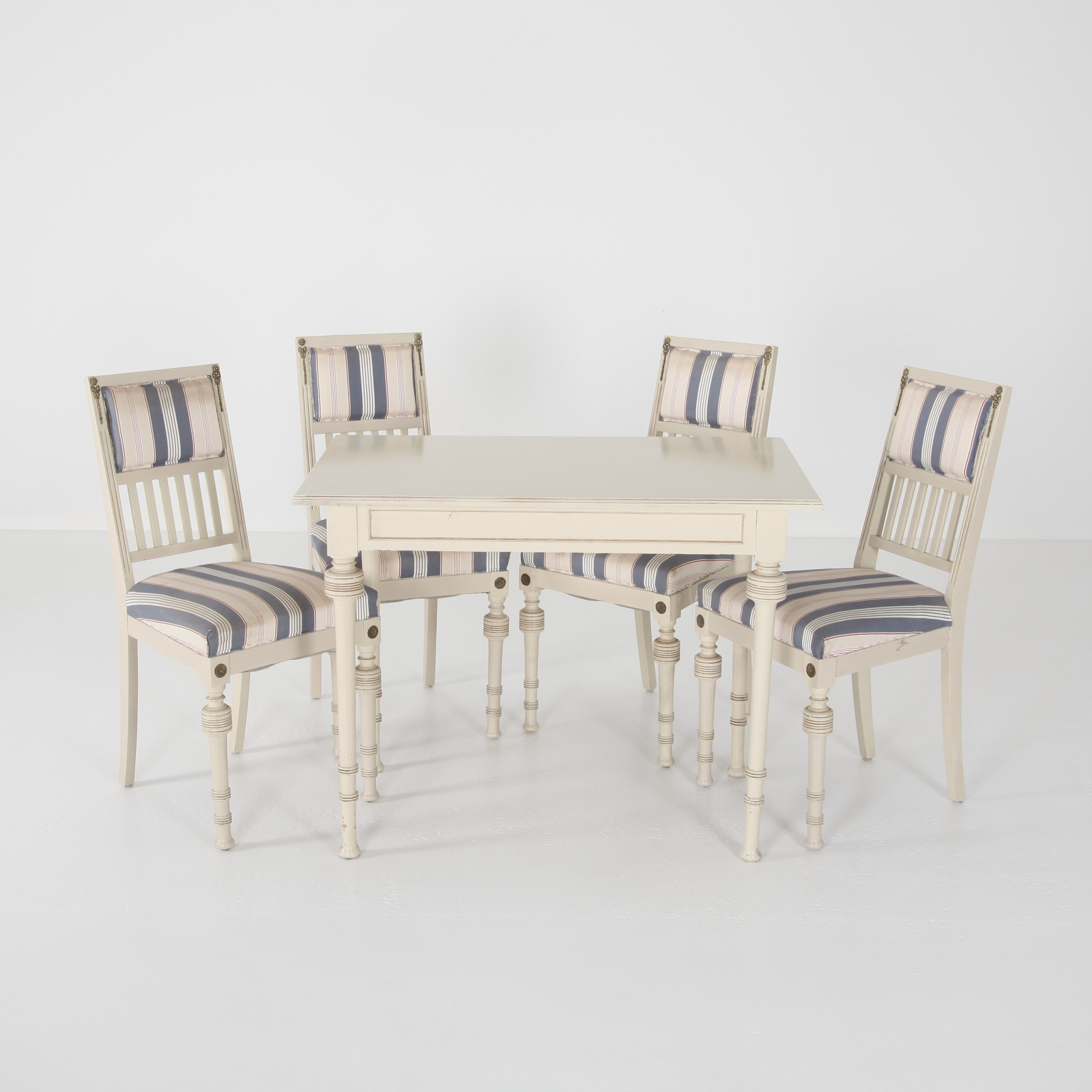 BORD MED FYRA STOLAR, Sverige 1900-talets första del.