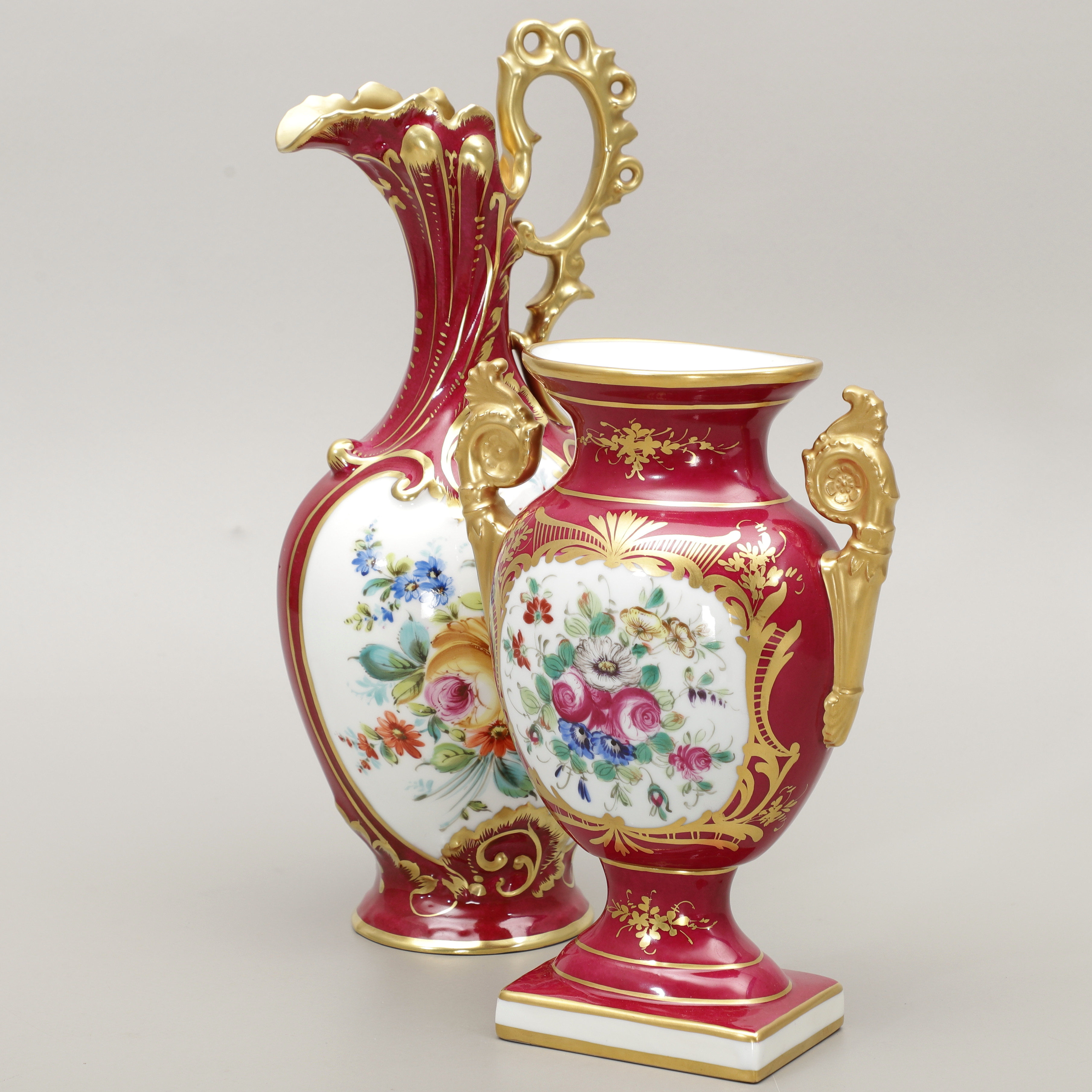 HÄNKELVAS samt URNA, 2 delar, porslin, Frankrike.