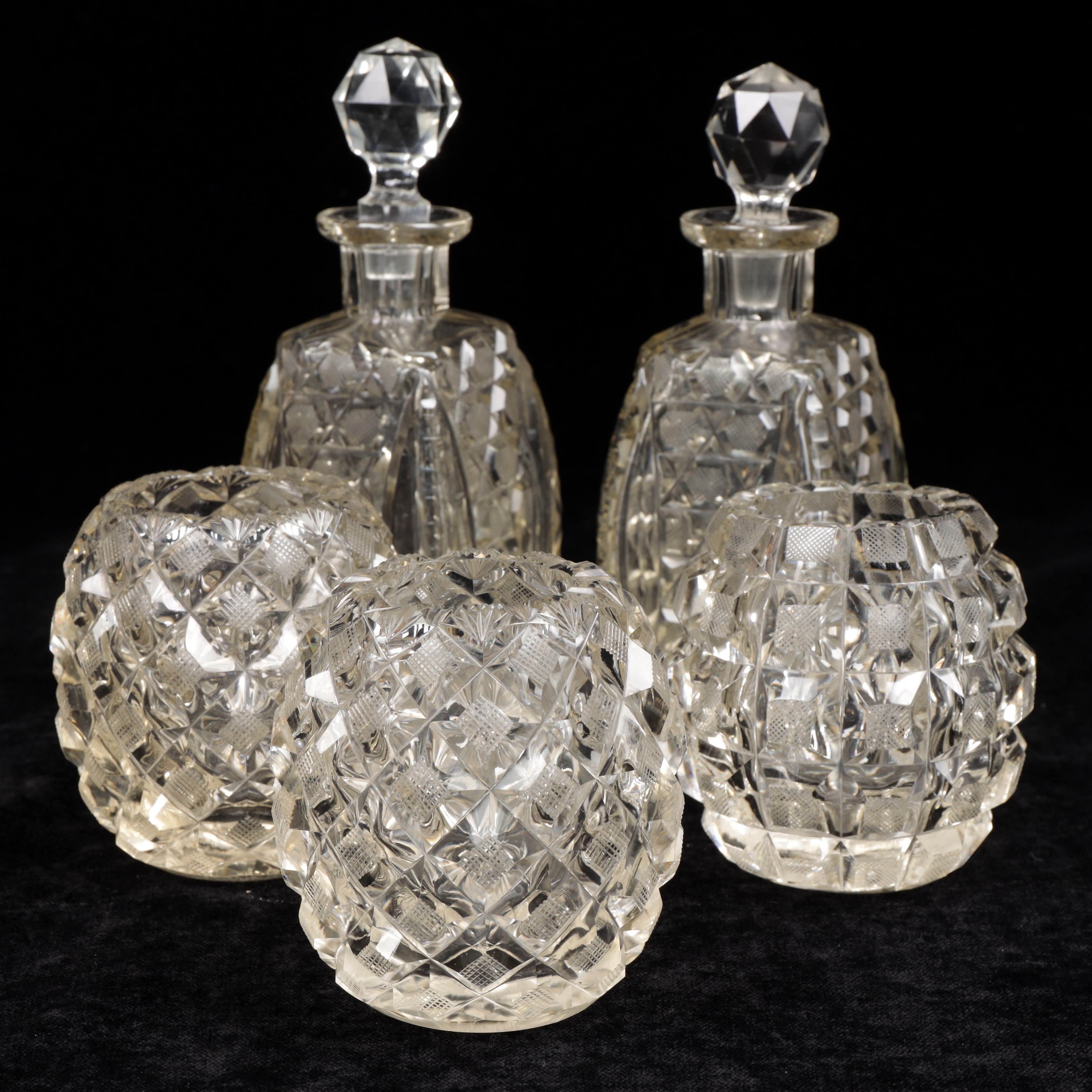 FLAKONGER, VASER, 5 delar, slipat glas, 1900-talets första hälft.