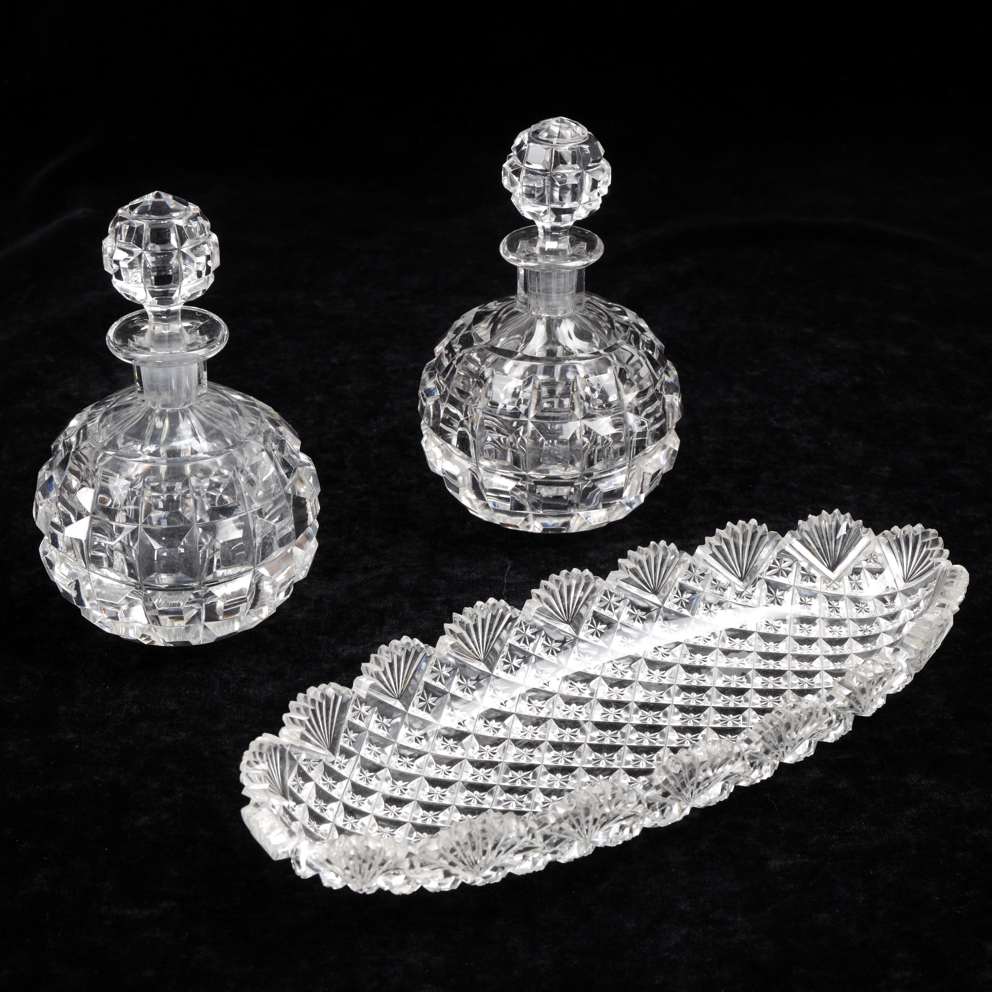 SKÅL, FLAKONGER, 3 delar, slipat glas, 1900-talets första hälft.