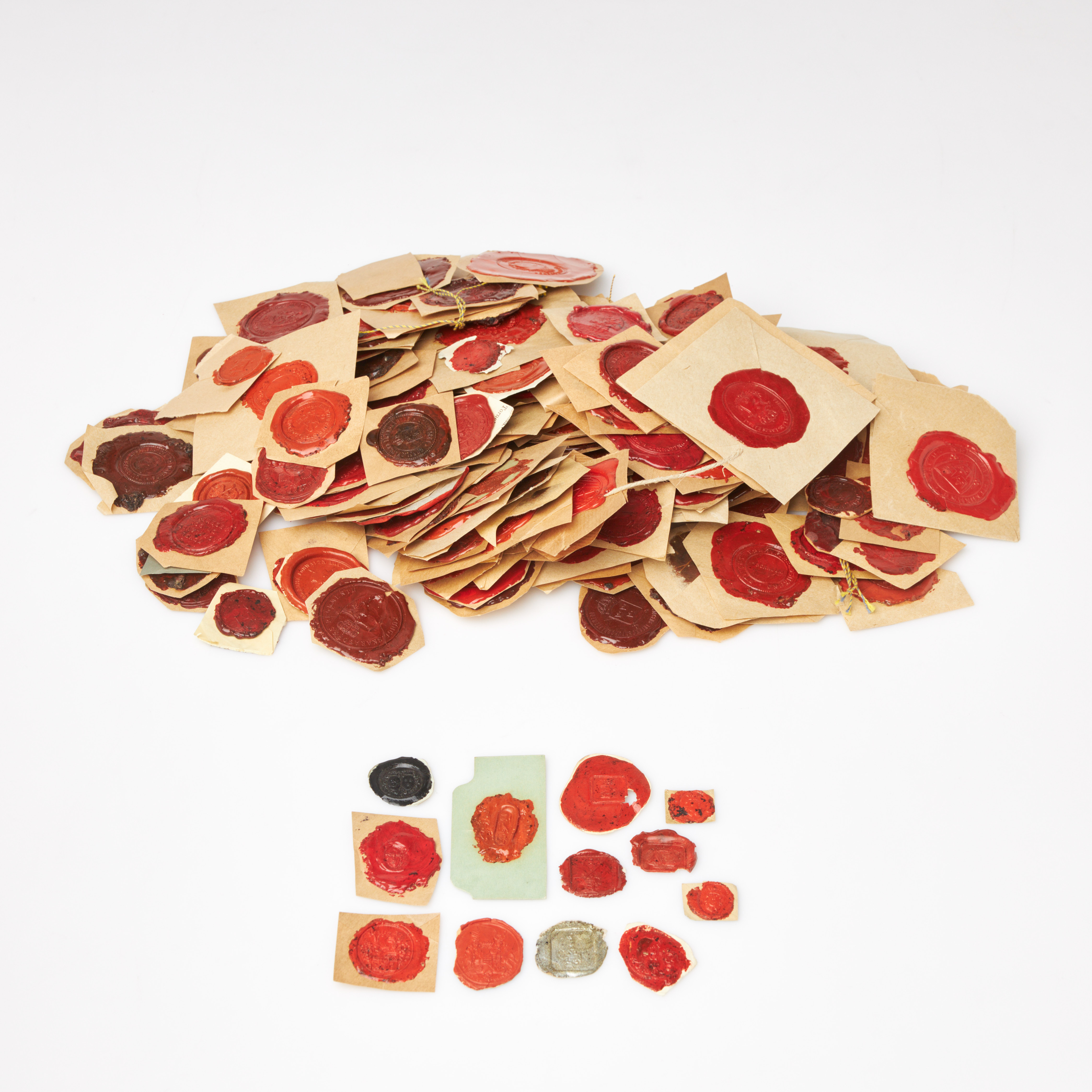 LACKSIGILL, ca 150 st, mest från svenska ämbetsverk men också några med familjevapen, fastsatta på papper.