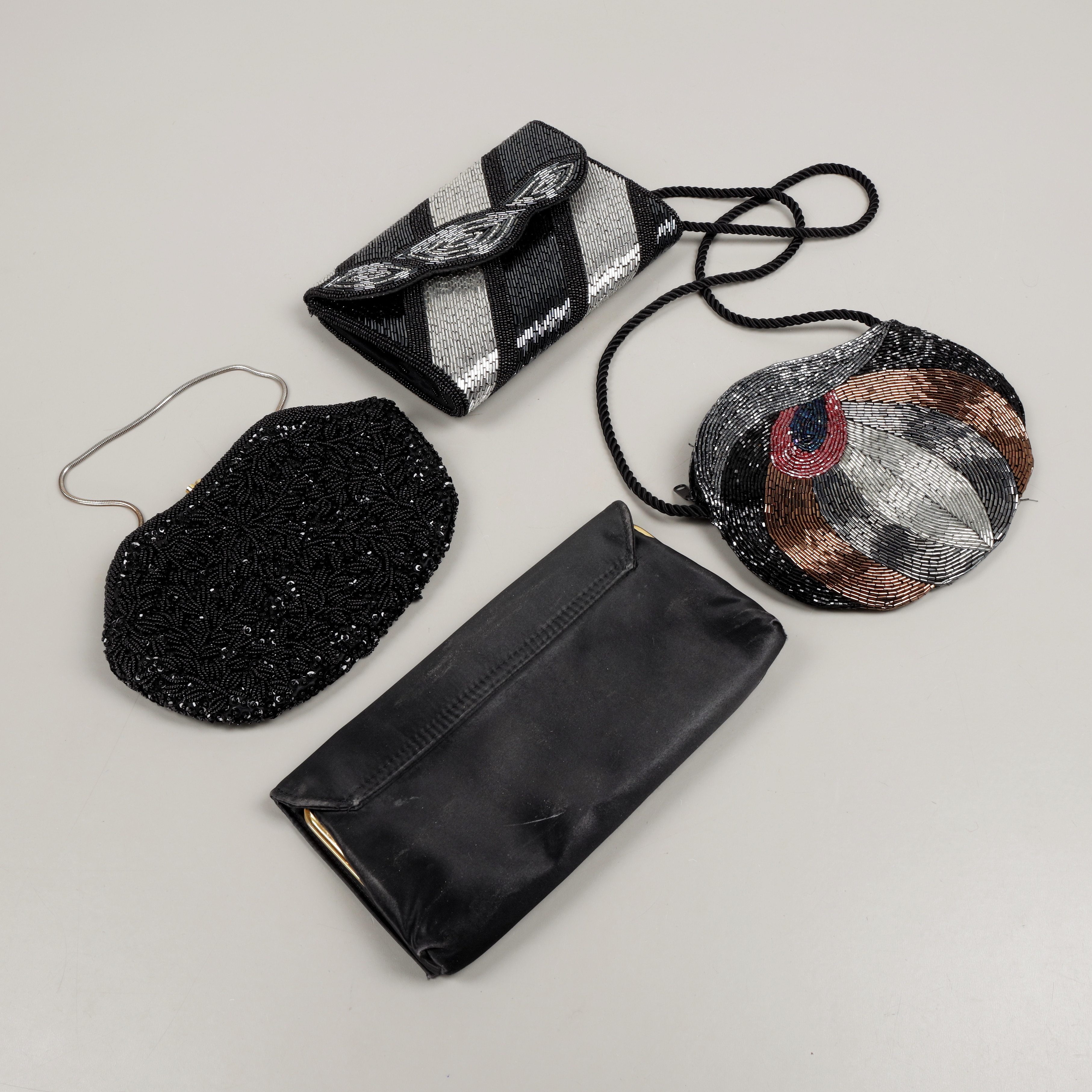 HANDVÄSKOR, 4 st, pärlbrodyr mm, 1900-tal.