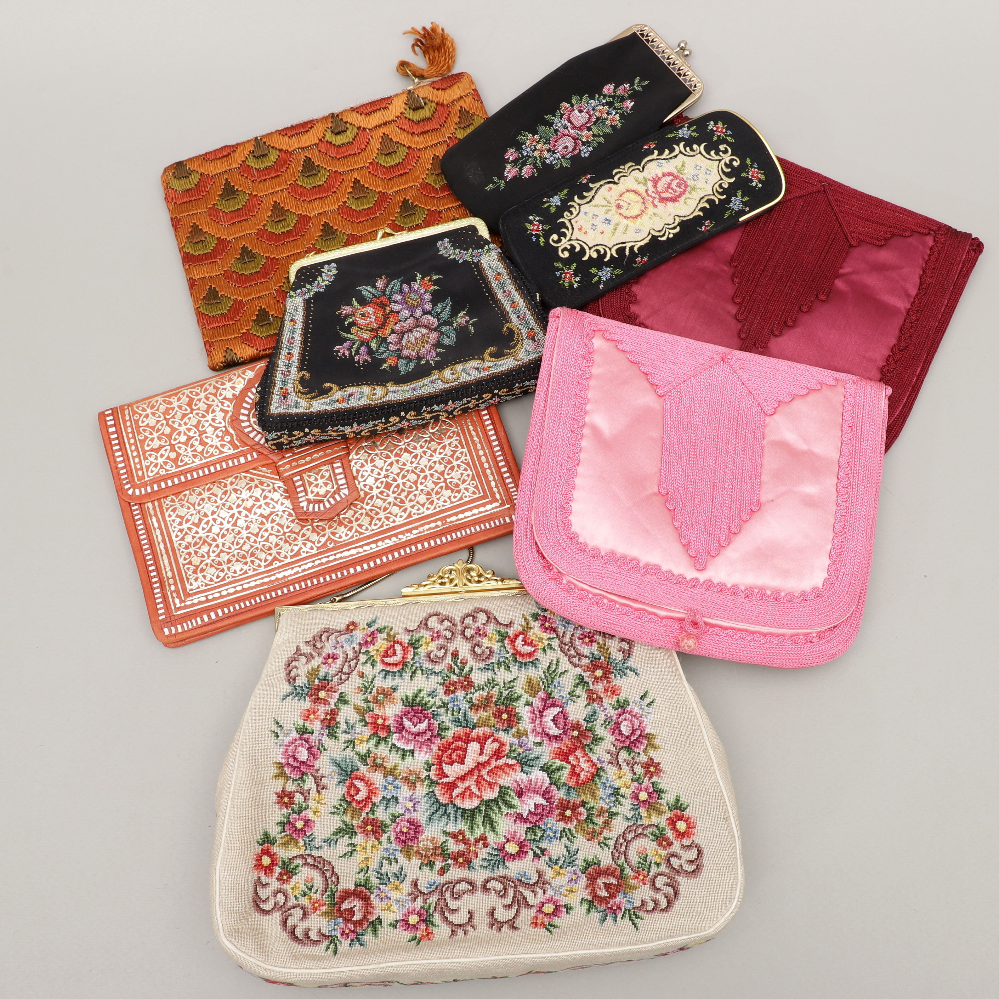 VÄSKOR och FODRAL, 8 delar, skinn/textil, 1900-tal.