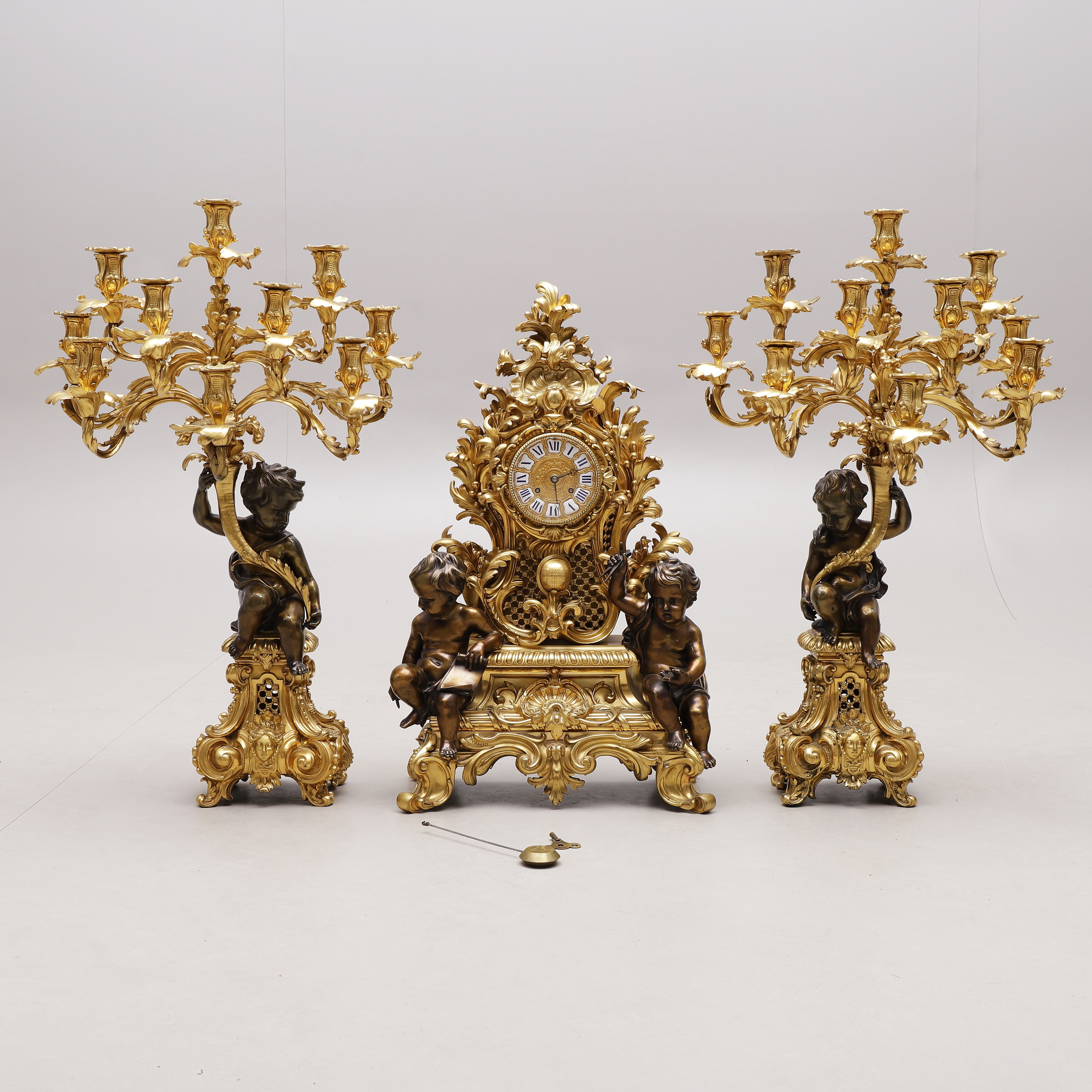 BORDSGARNITYR, bordsur med kandelabrar, ett par, Frankrike, 1800-talets andra hälft.