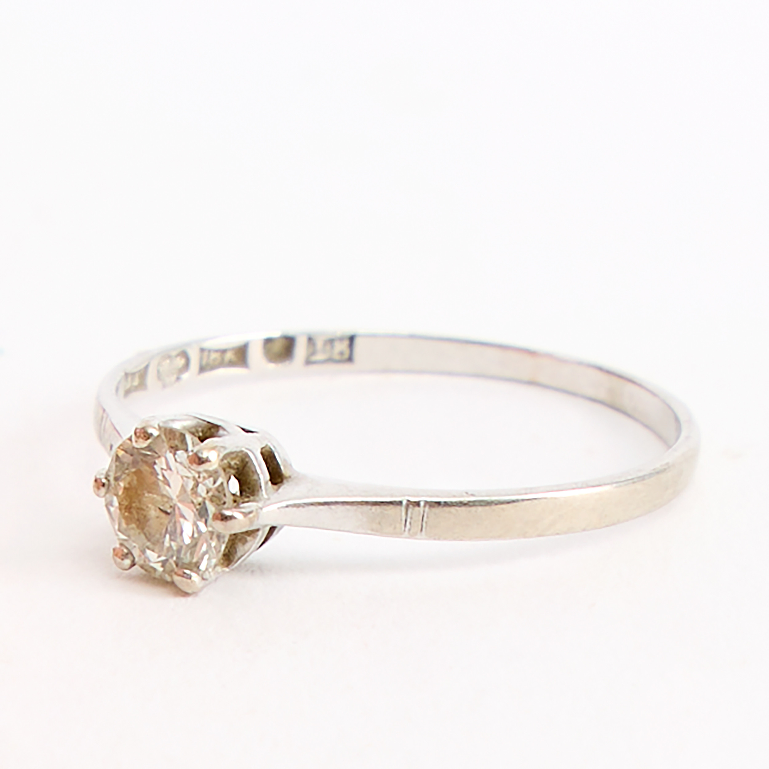 ENSTENSRING, vitt guld 18K och diamant.