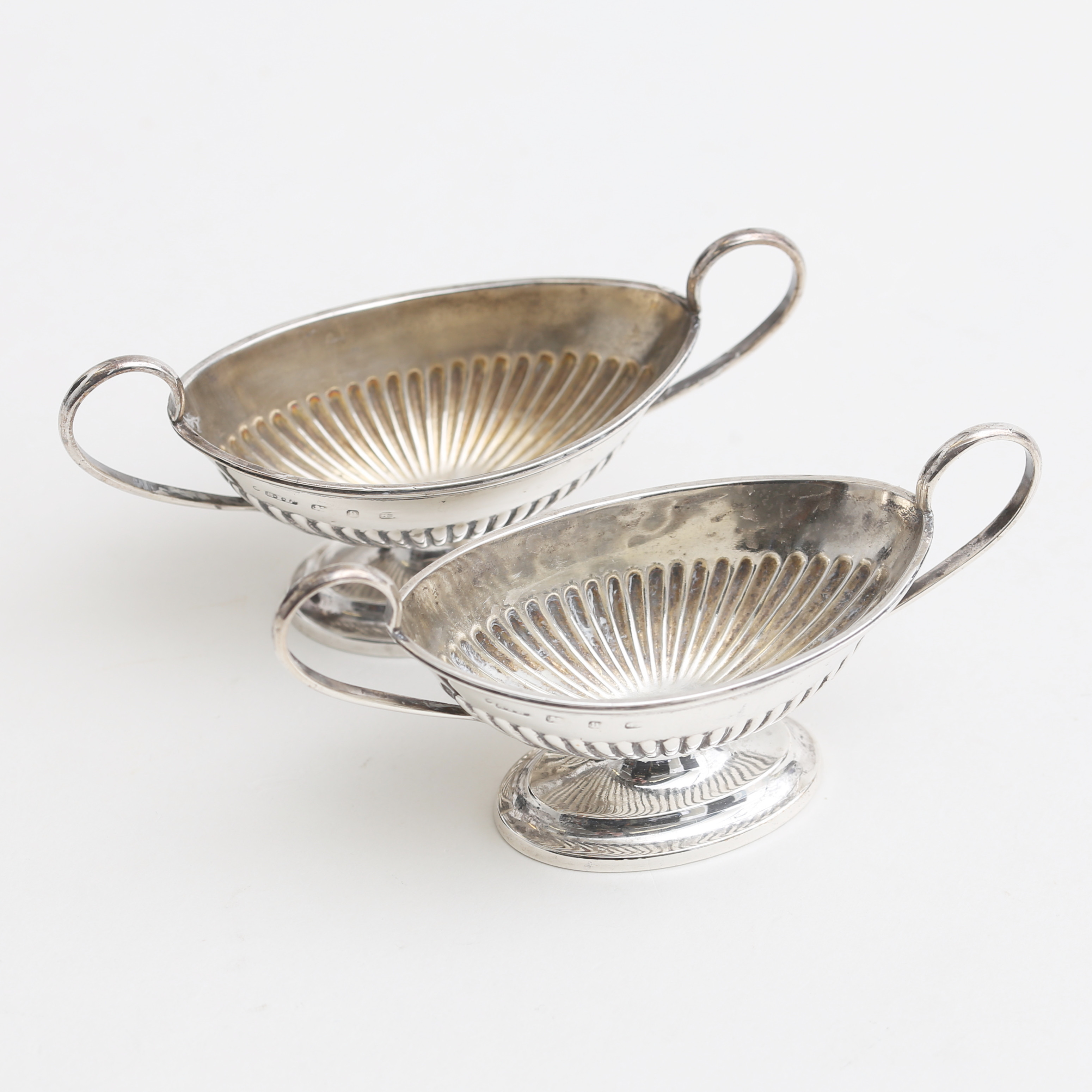 SALTKAR, ett par, silver, 76 gram, England, 1876.