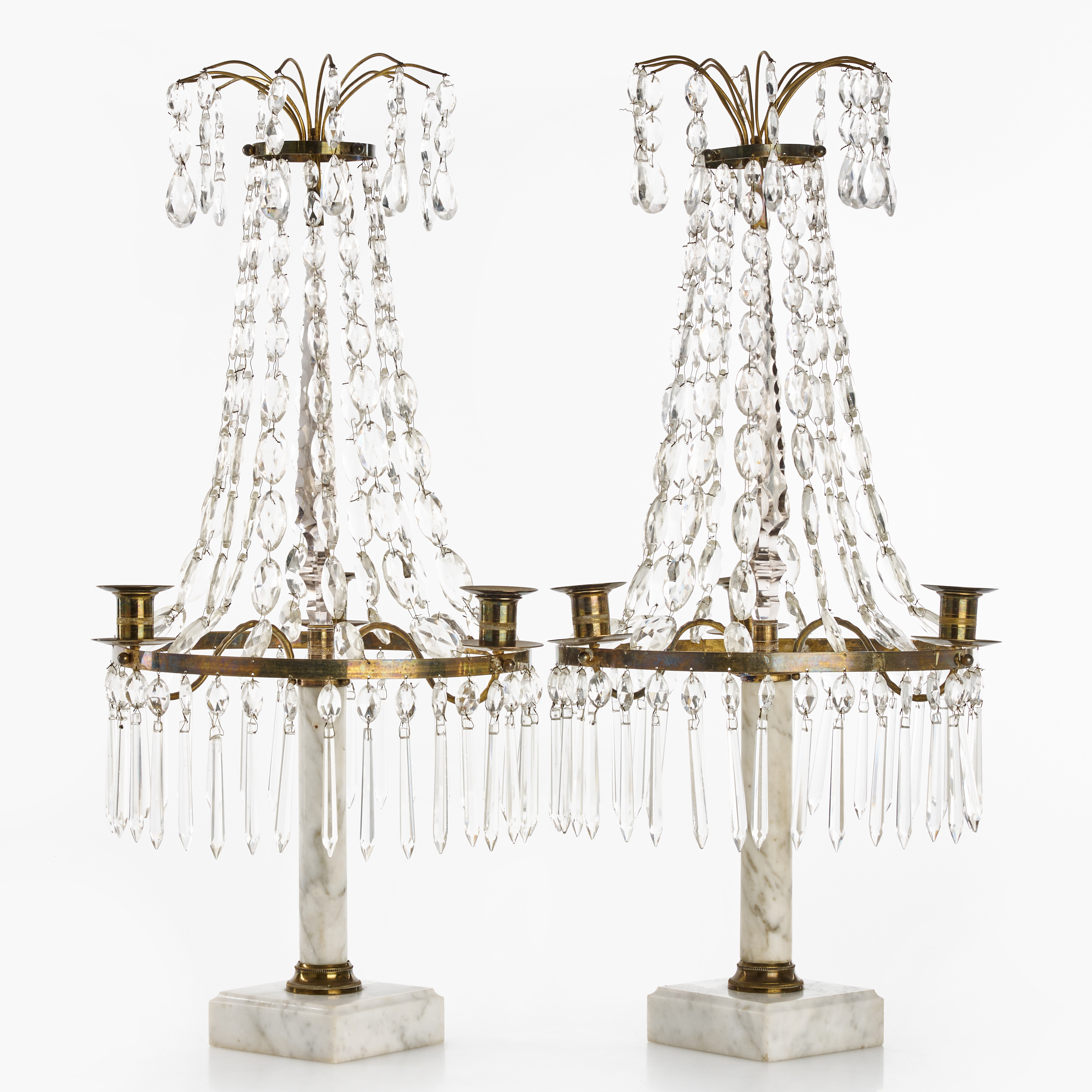 BORDSLYSTRAR, ett par, senempir, för 3 ljus vardera, stomme i slipat glas och marmor, mässing, med prismor, 1870/80-tal.