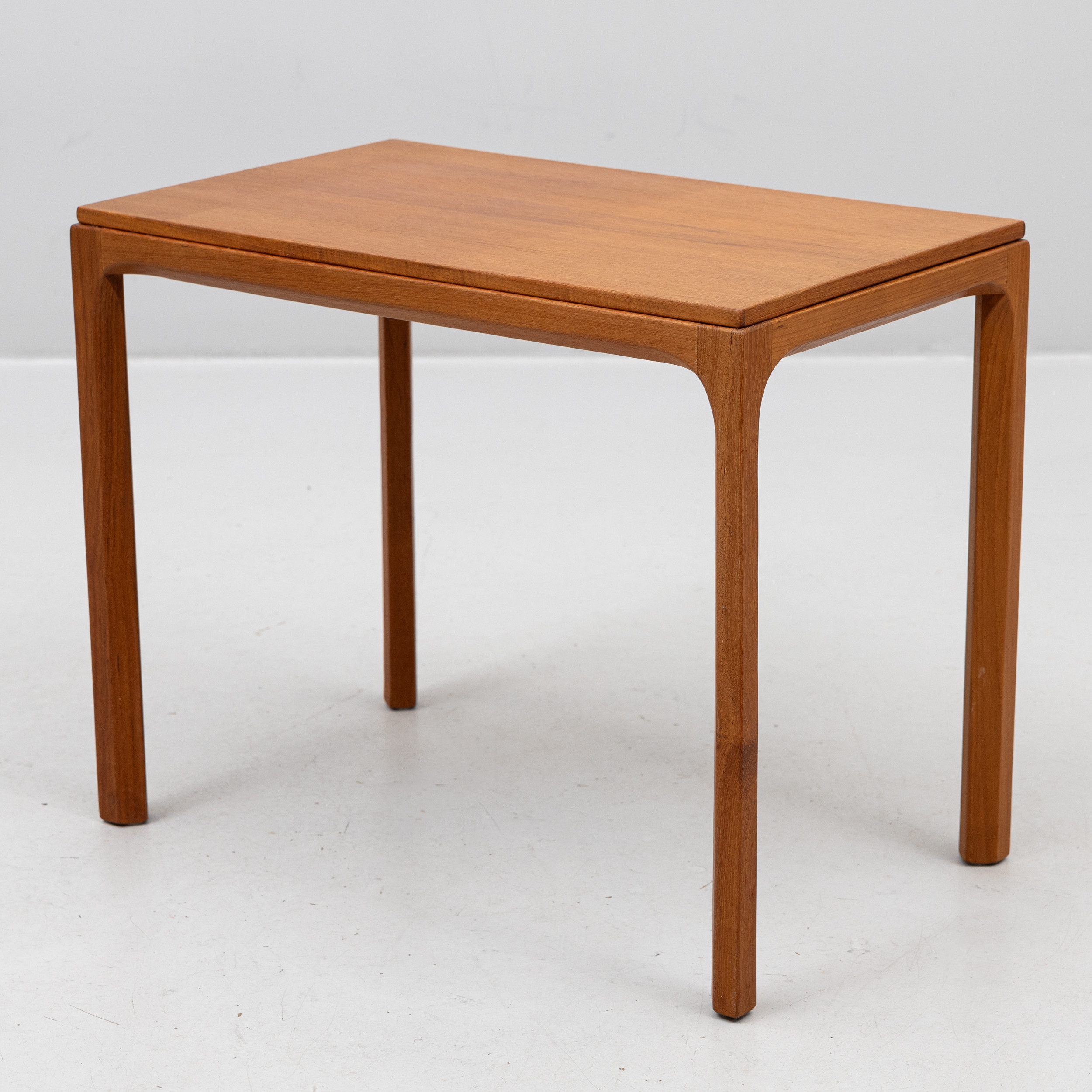 AKSEL KJERSGAARD. Bord, Nr 381, teak, brännstämplat, Odder, Danmark, 1900-talets andra hälft.