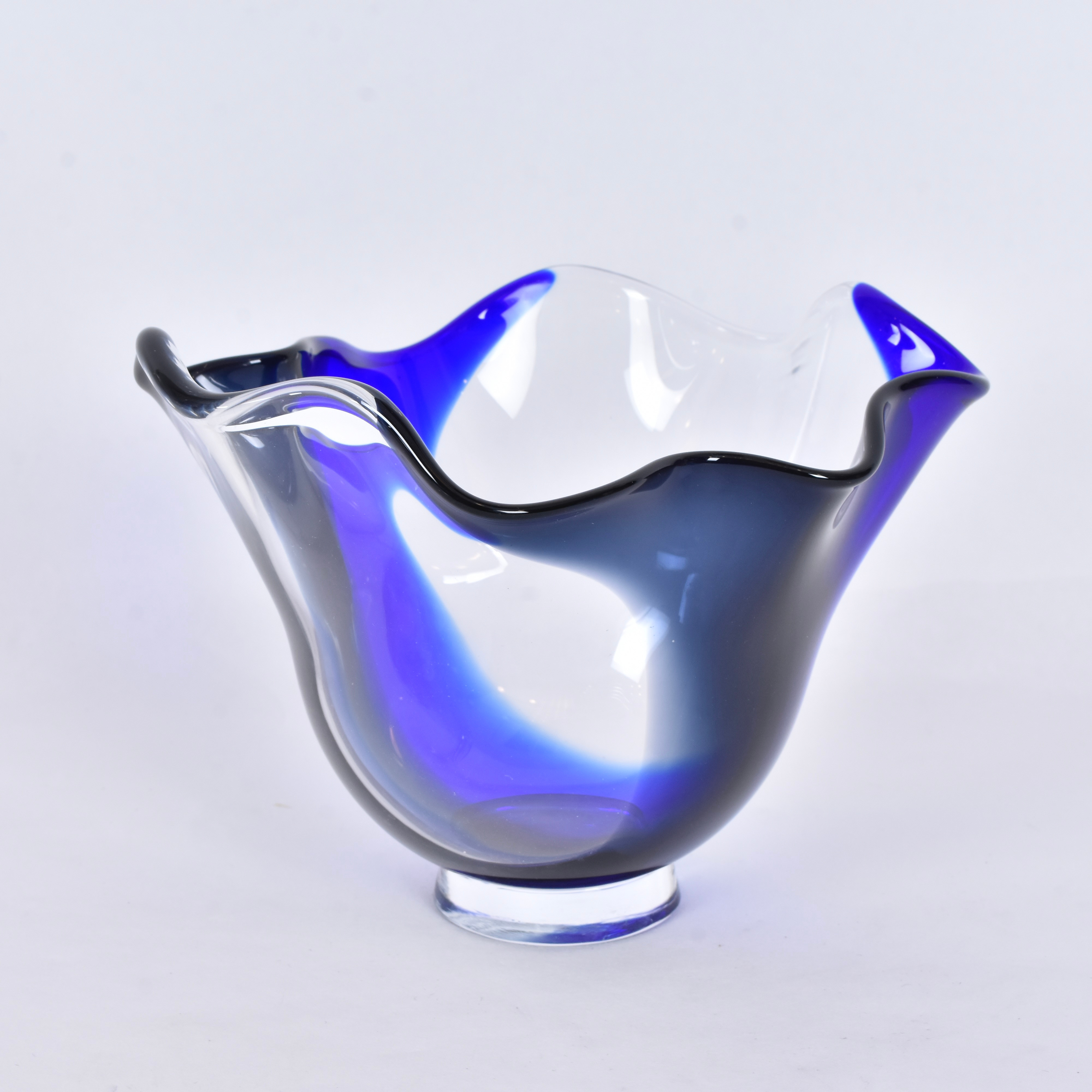 LARS HELLSTEN. skål, blå och klar glasmassa, Butterfly.