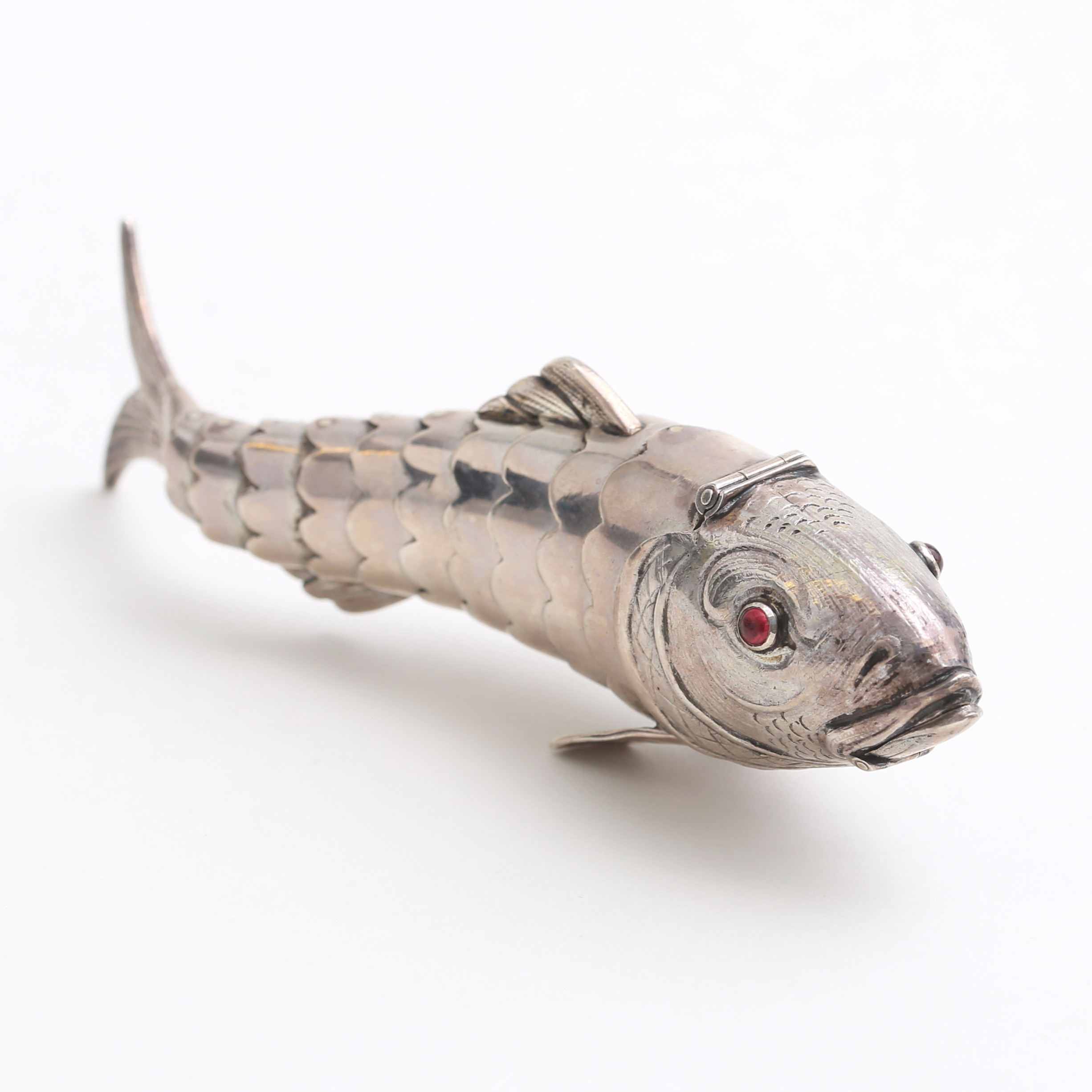 LUKTDOSA, silver, i form av fisk, 93 gram.