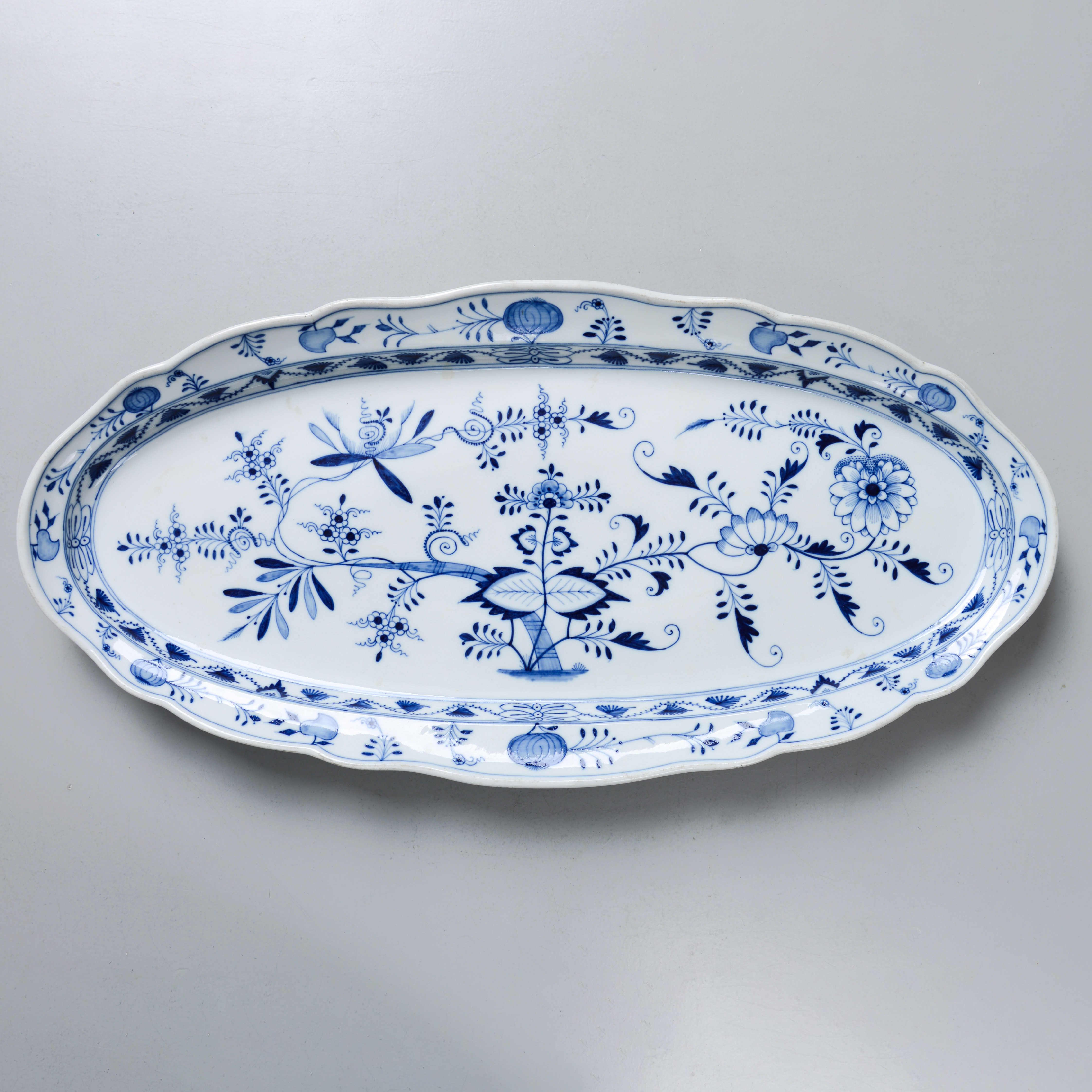 MEISSEN, stort serveringsfat, Lökmönster / Zwiebelmuster, troligen omkring sekelskiftet 1800/1900.