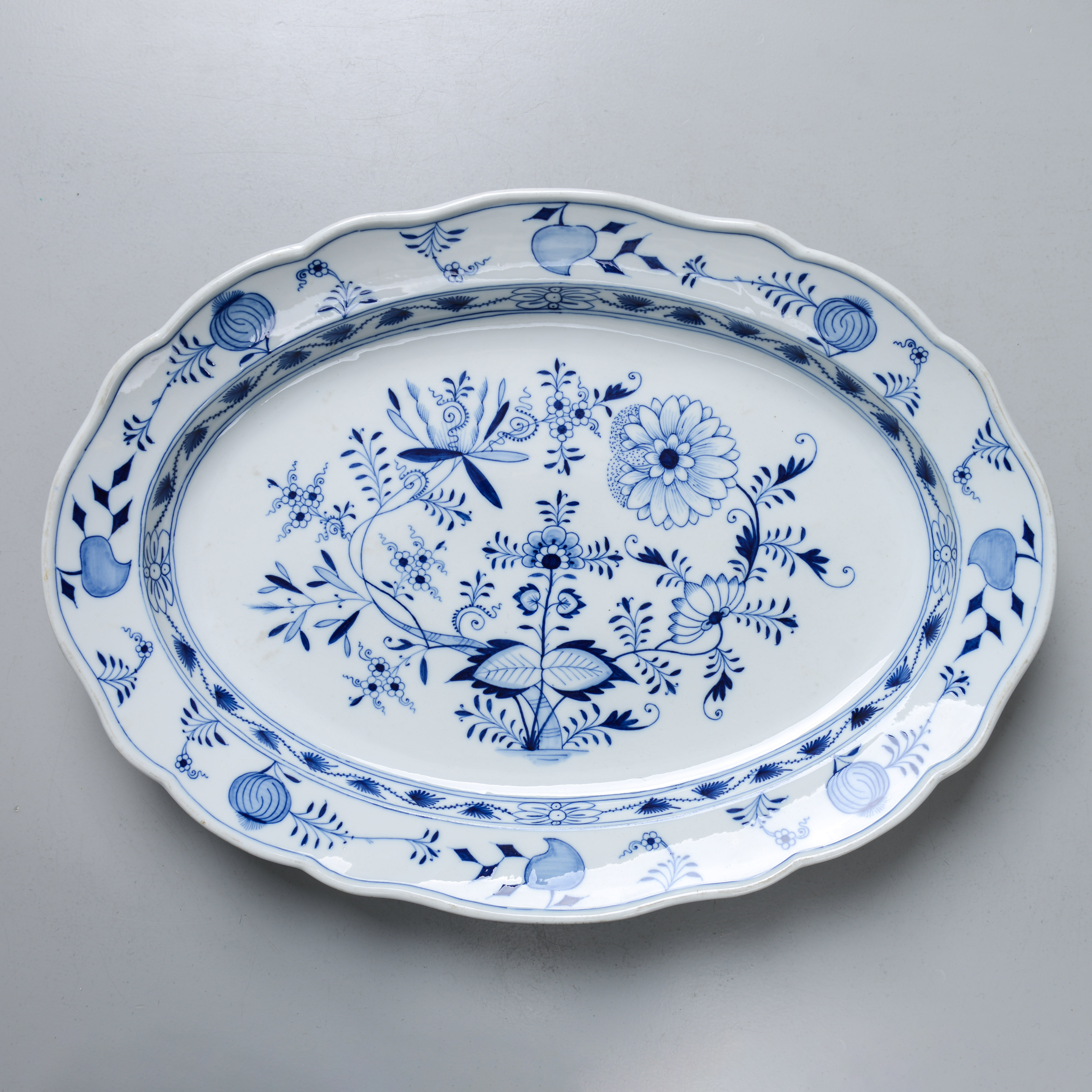 MEISSEN, stort serveringsfat, Lökmönster / Zwiebelmuster, troligen omkring sekelskiftet 1800/1900.