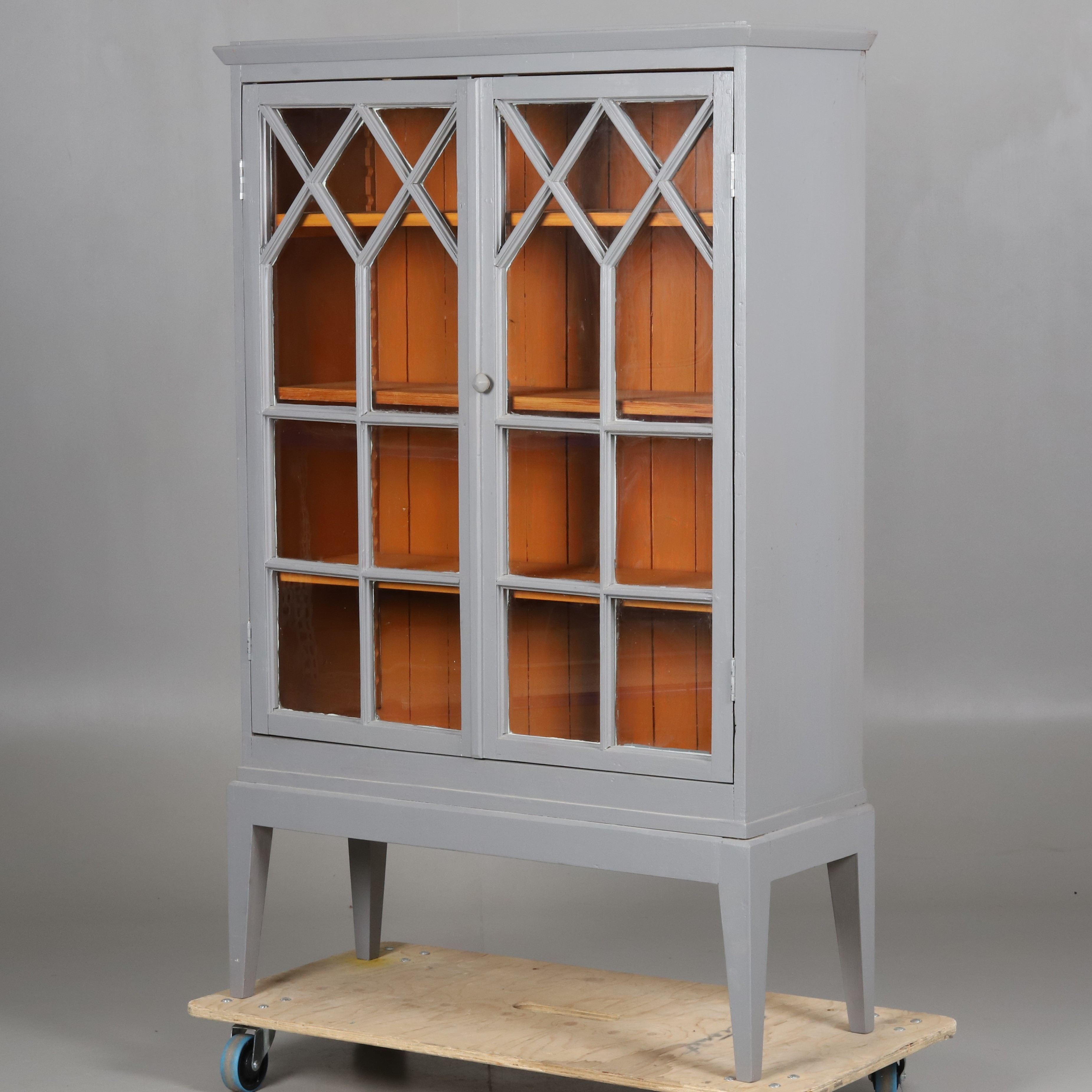 VITRINSKÅP, Carl Larsson stil, bemålat trä, glas.