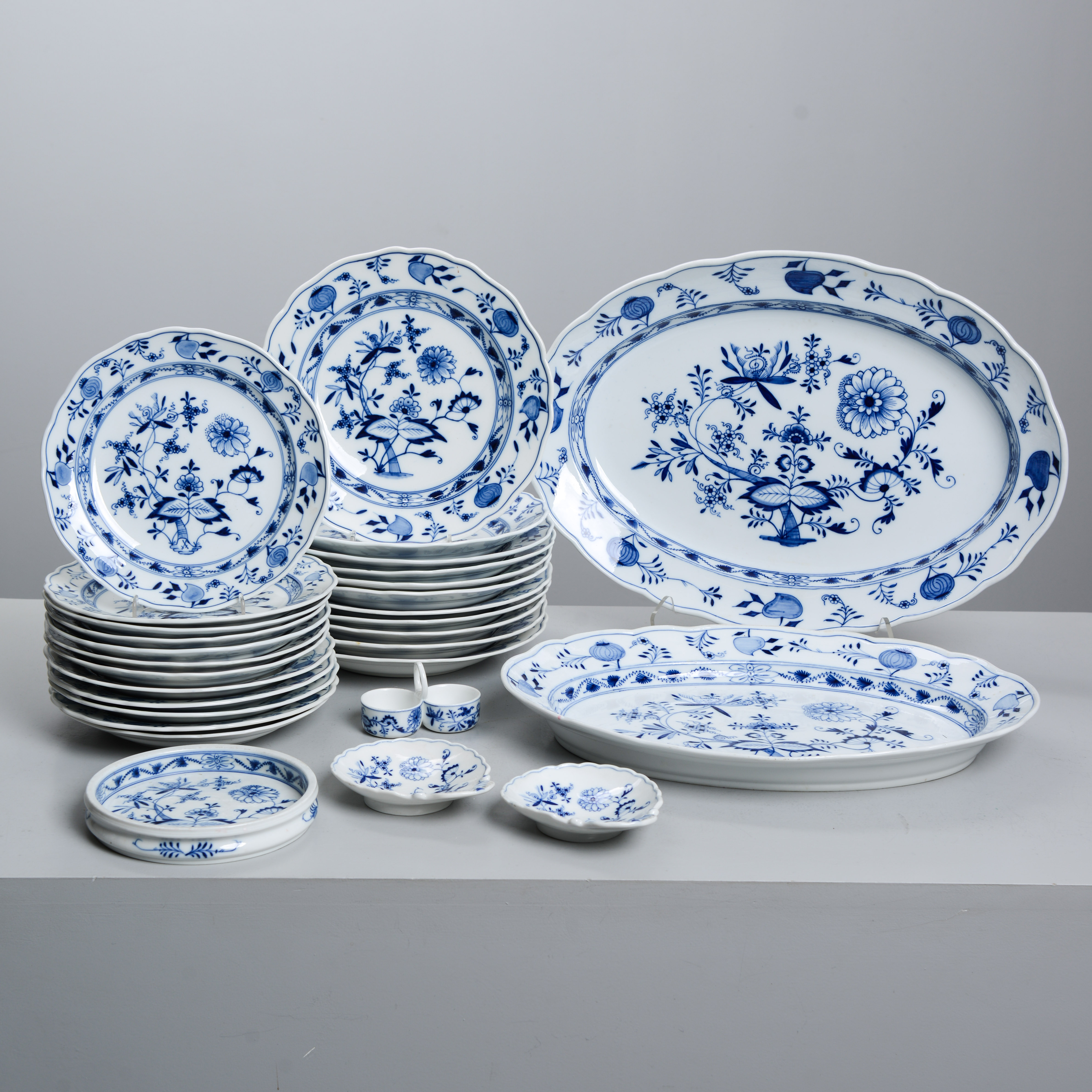 MEISSEN, matservis, 28 delar, Lökmönster / Zwiebelmuster, troligen omkring sekelskiftet 1800/1900.