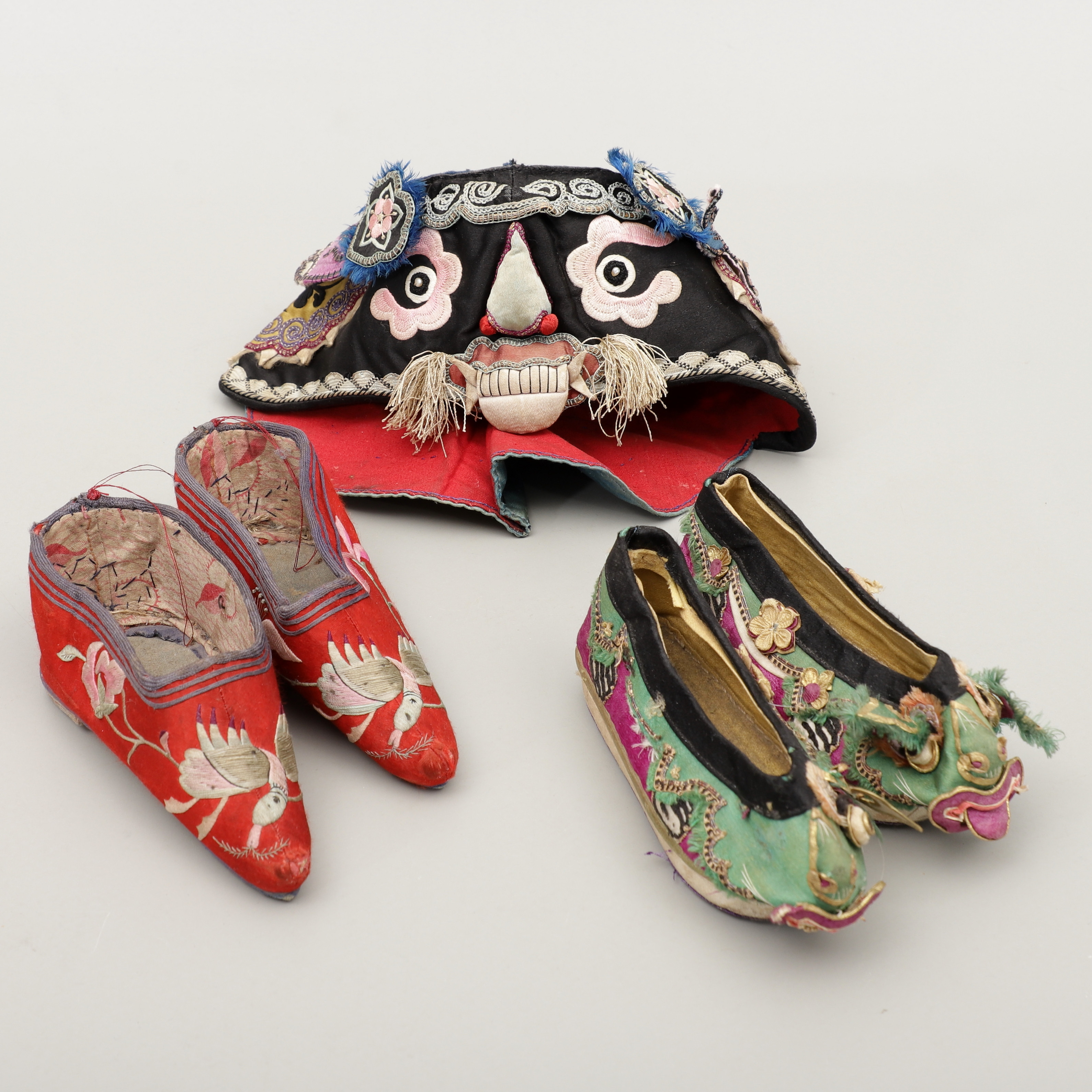 HATT samt 2 par SKOR, Kina.