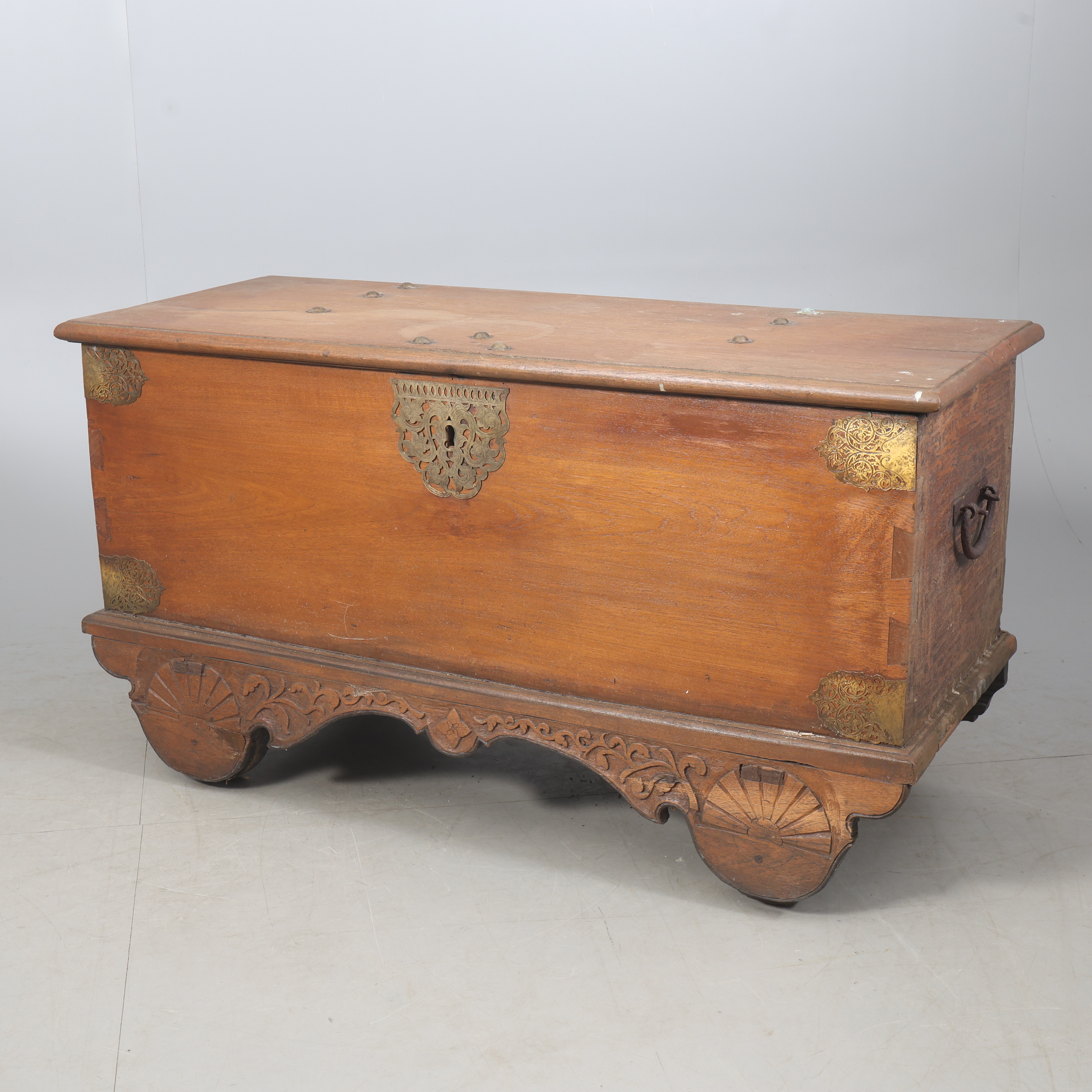 KISTA på hjul, teak, mässingsbeslag, orientalisk, 1900-tal.