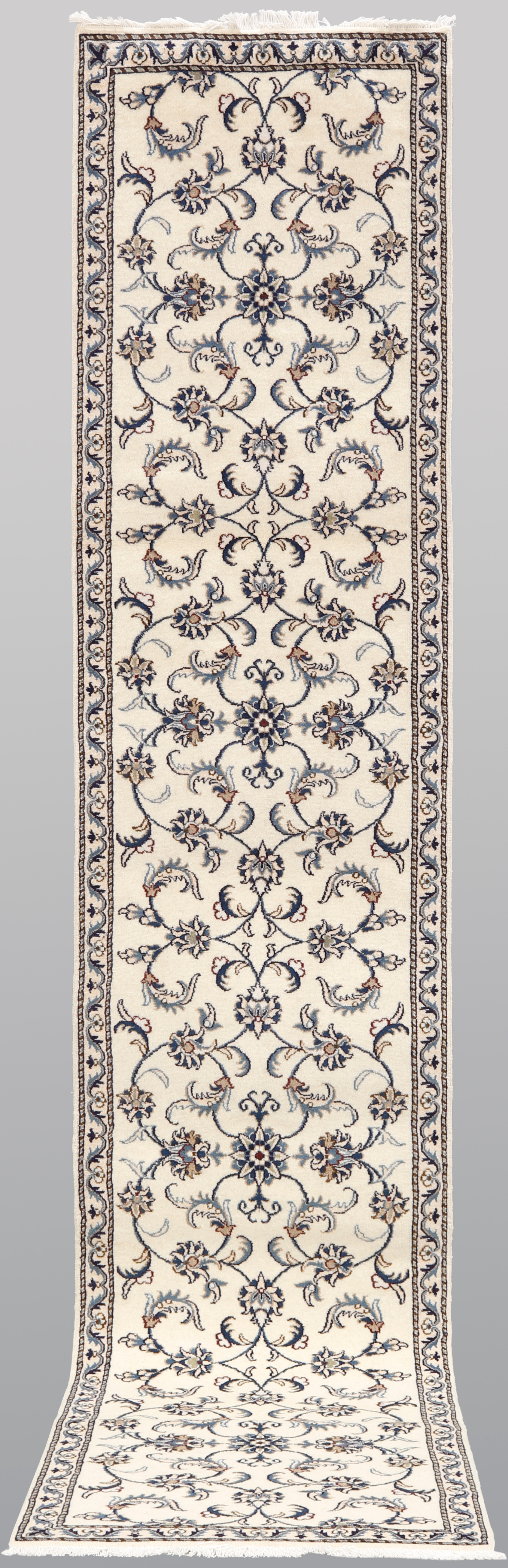 ORIENTMATTA. Nain gallerimodell, 387 x 78 cm.