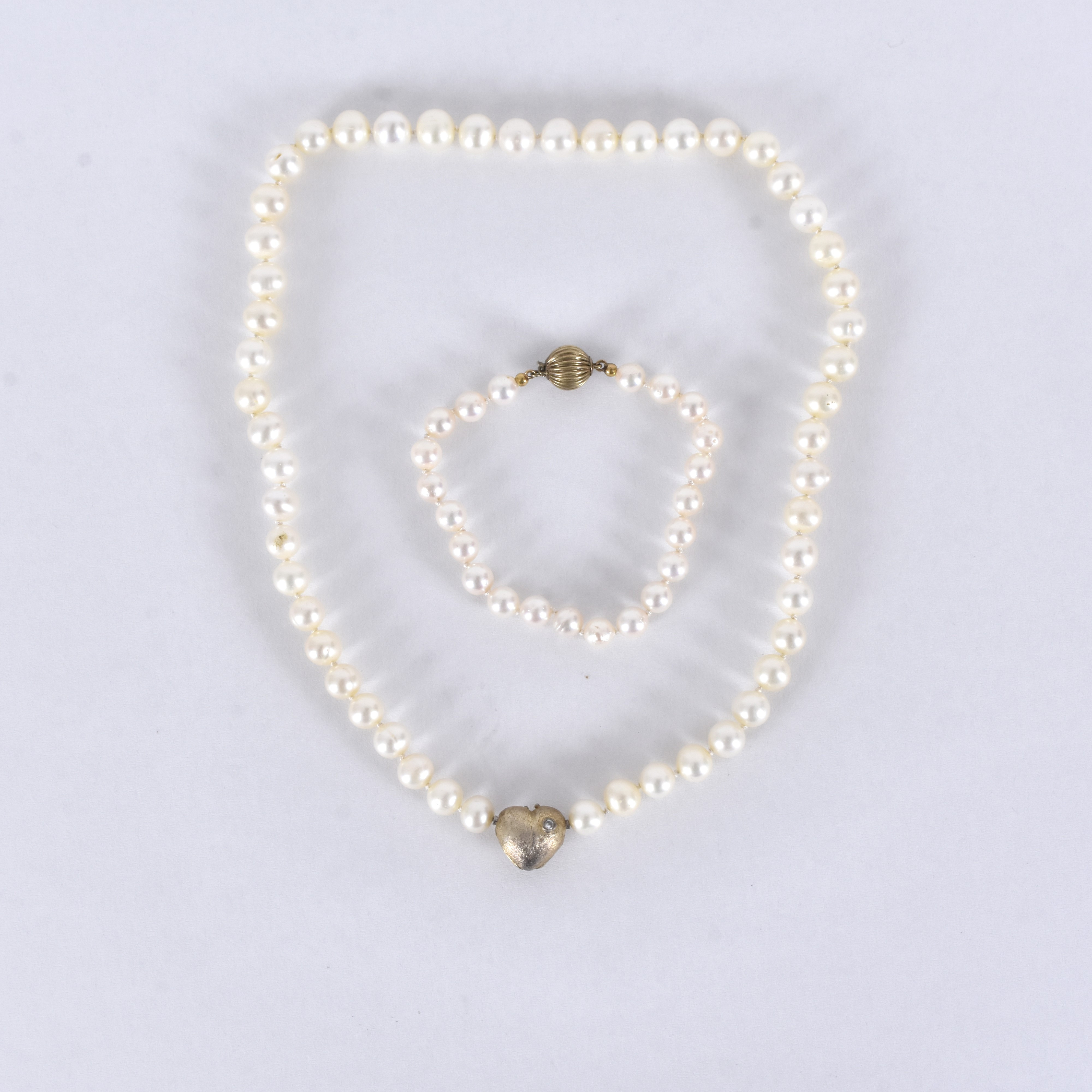 PÄRLCOLLIER SAMT ARMBAND, med silverspänne.