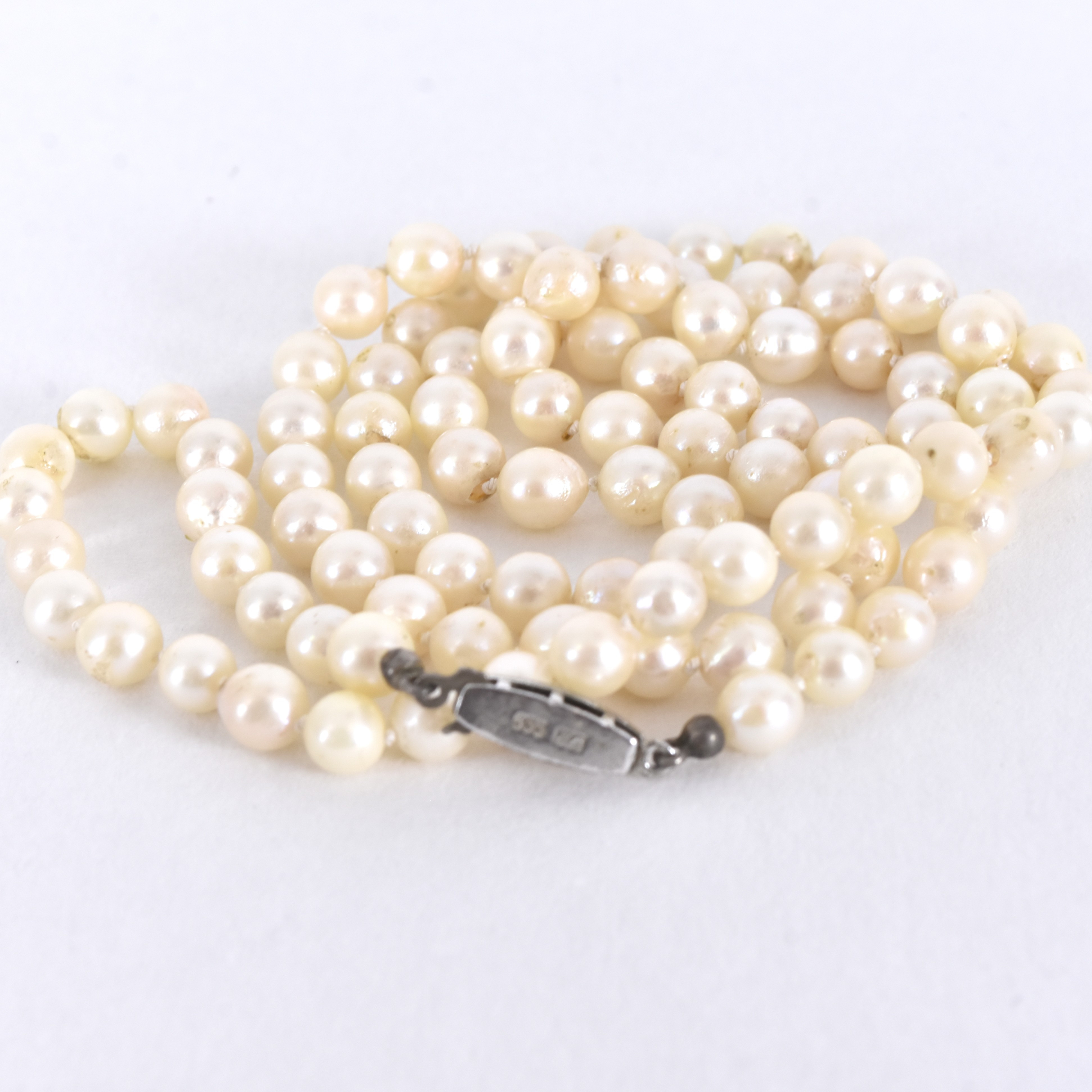 PÄRLCOLLIER, med silverlås.