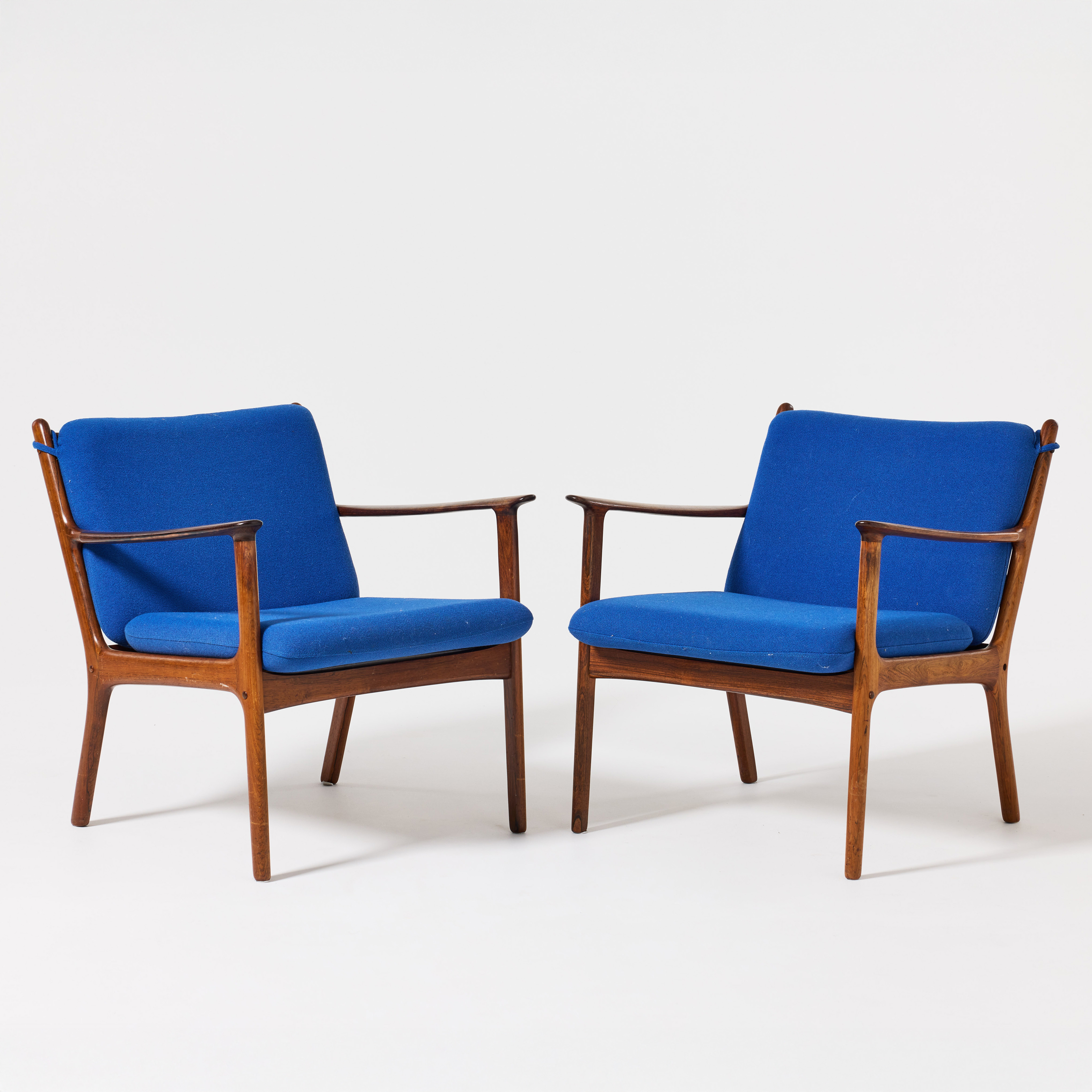 OLE WANSCHER. Fåtöljer, ett par, Poul Jeppesen, Danmark, modell "PJ112", palisaner, klädsel i blå textil.