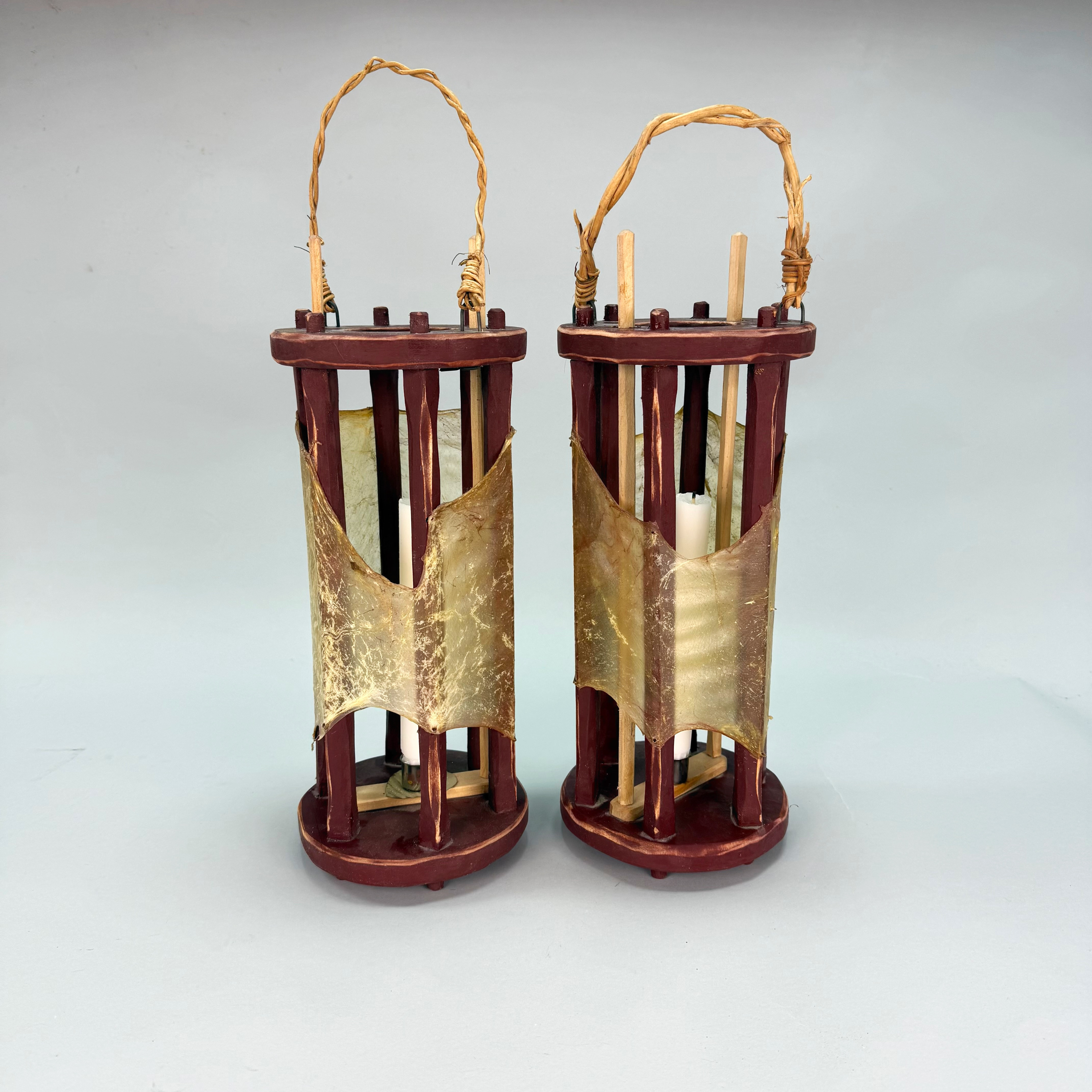 LJUSLYKTOR - Äldre stallampor trä med skinn -.