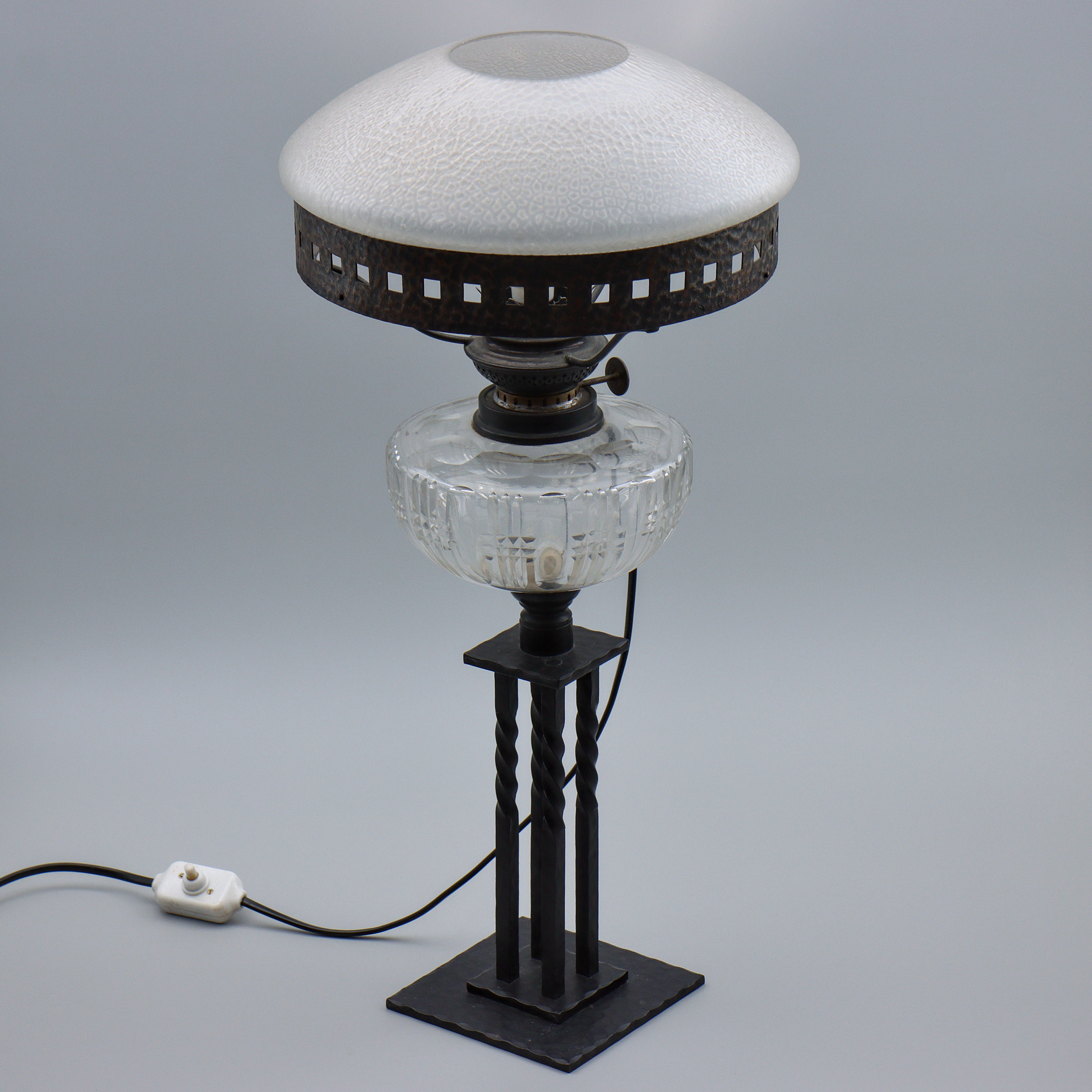 BORDSFOTOGENLAMPA, JUGEND, SMIDE, 1900-TALETS FÖRSTA HÄLFT (SENARE ELEKTRIFIERAD).