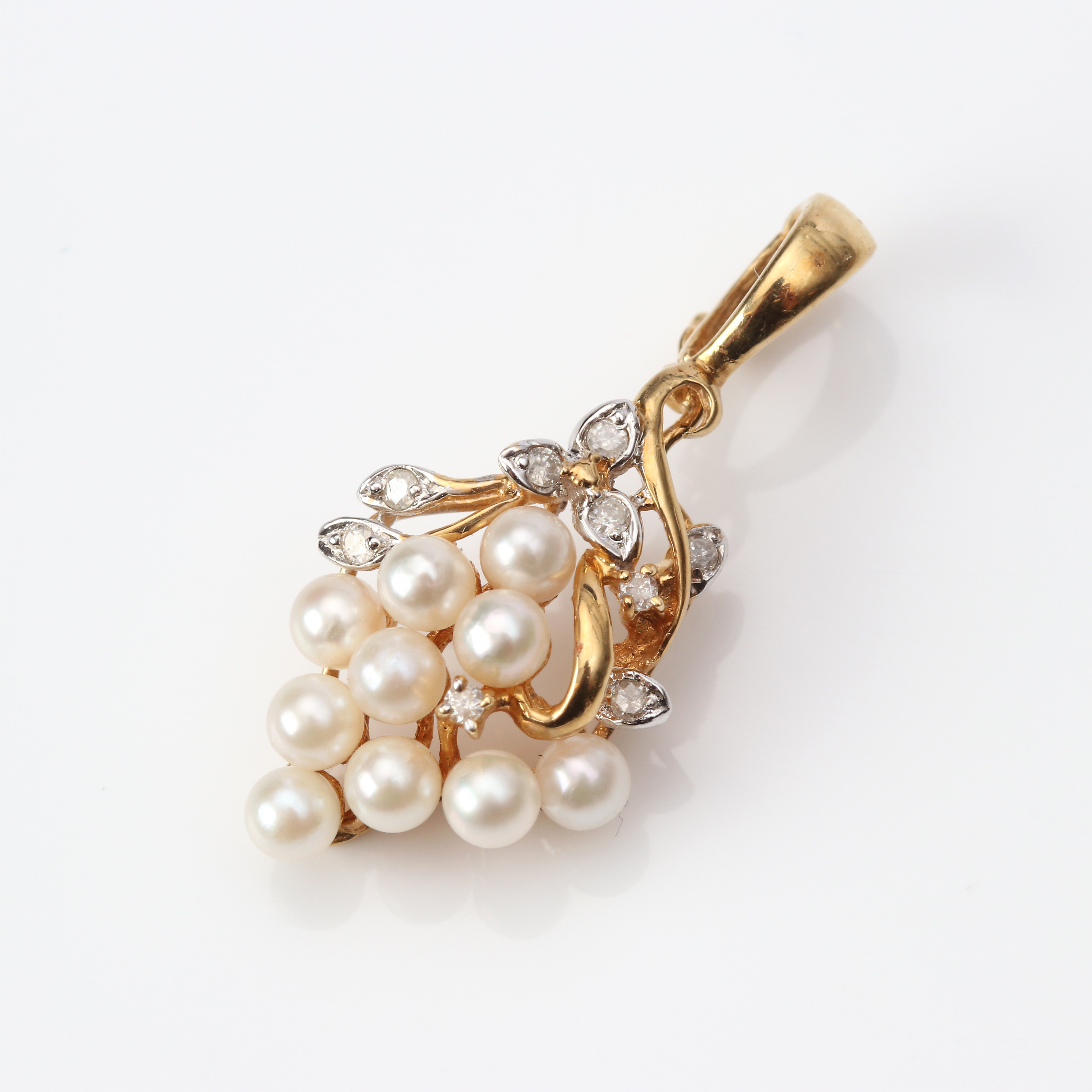 GULDHÄNGE 18K med diamanter och pärlor.