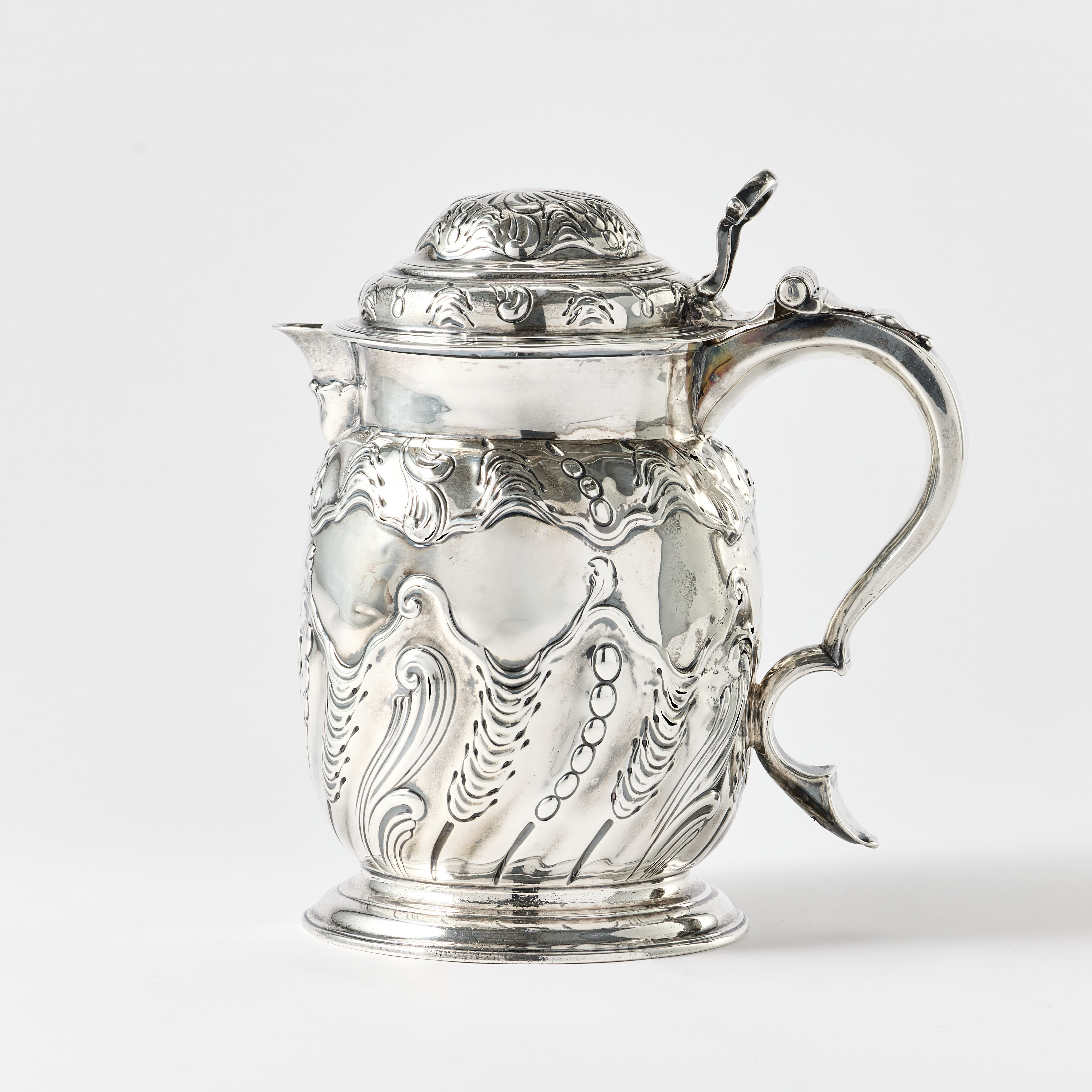 THOMAS MASON (verksam ca 1716-1745) DRYCKESKANNA, med dekor av akantusblad i relief, London 1741.