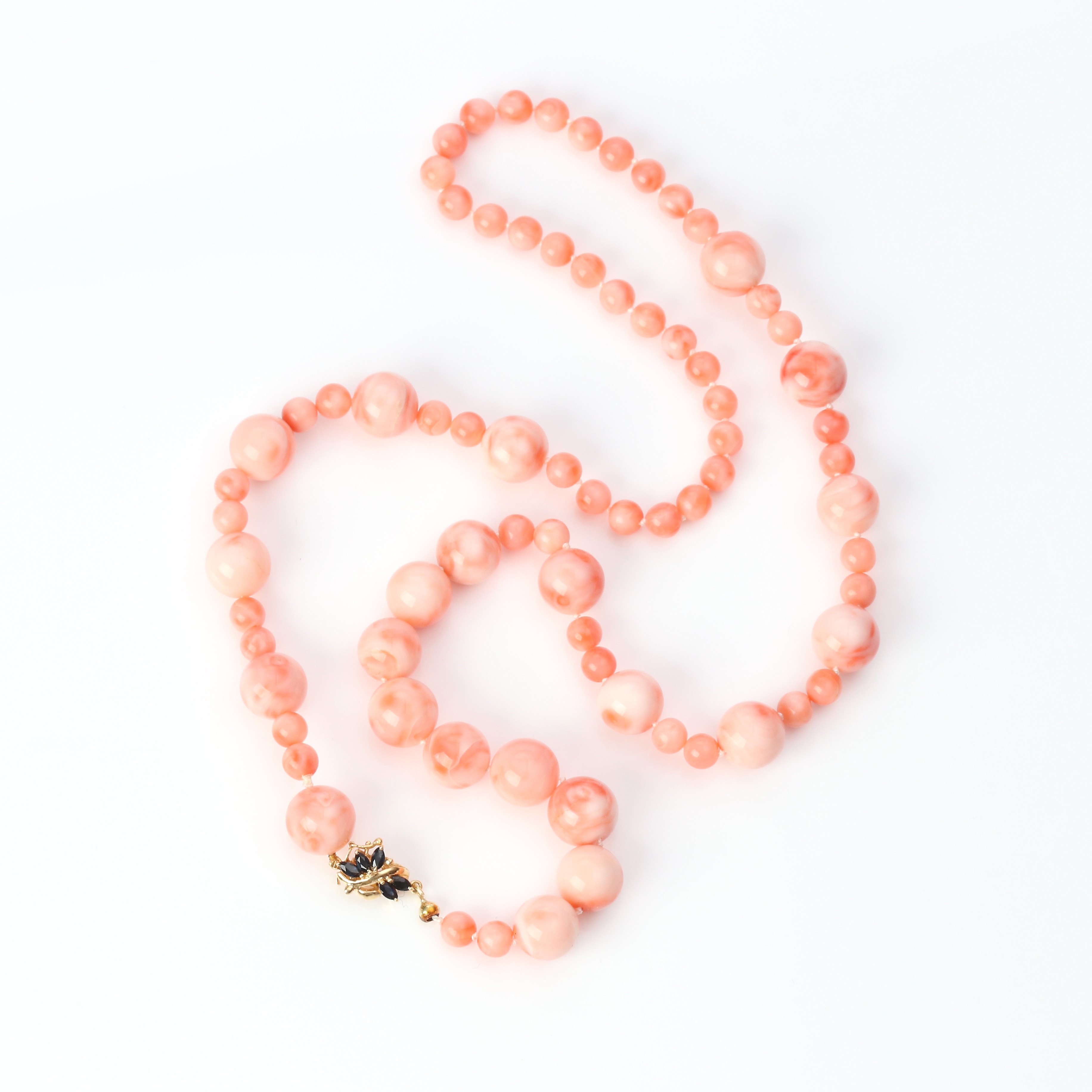 KORALLHALSBAND med lås i guld 18k.