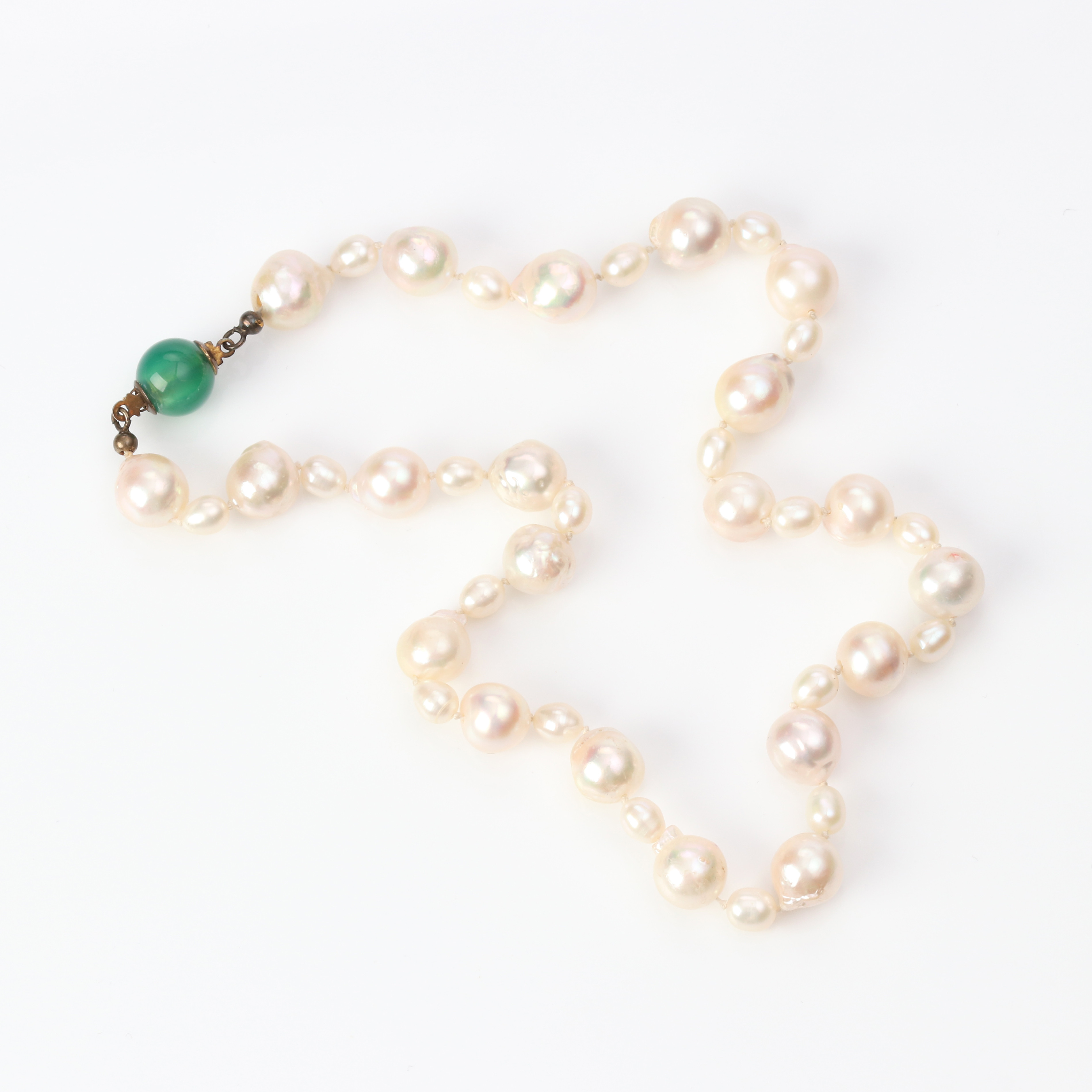 PÄRLCOLLIER av odlade pärlor.