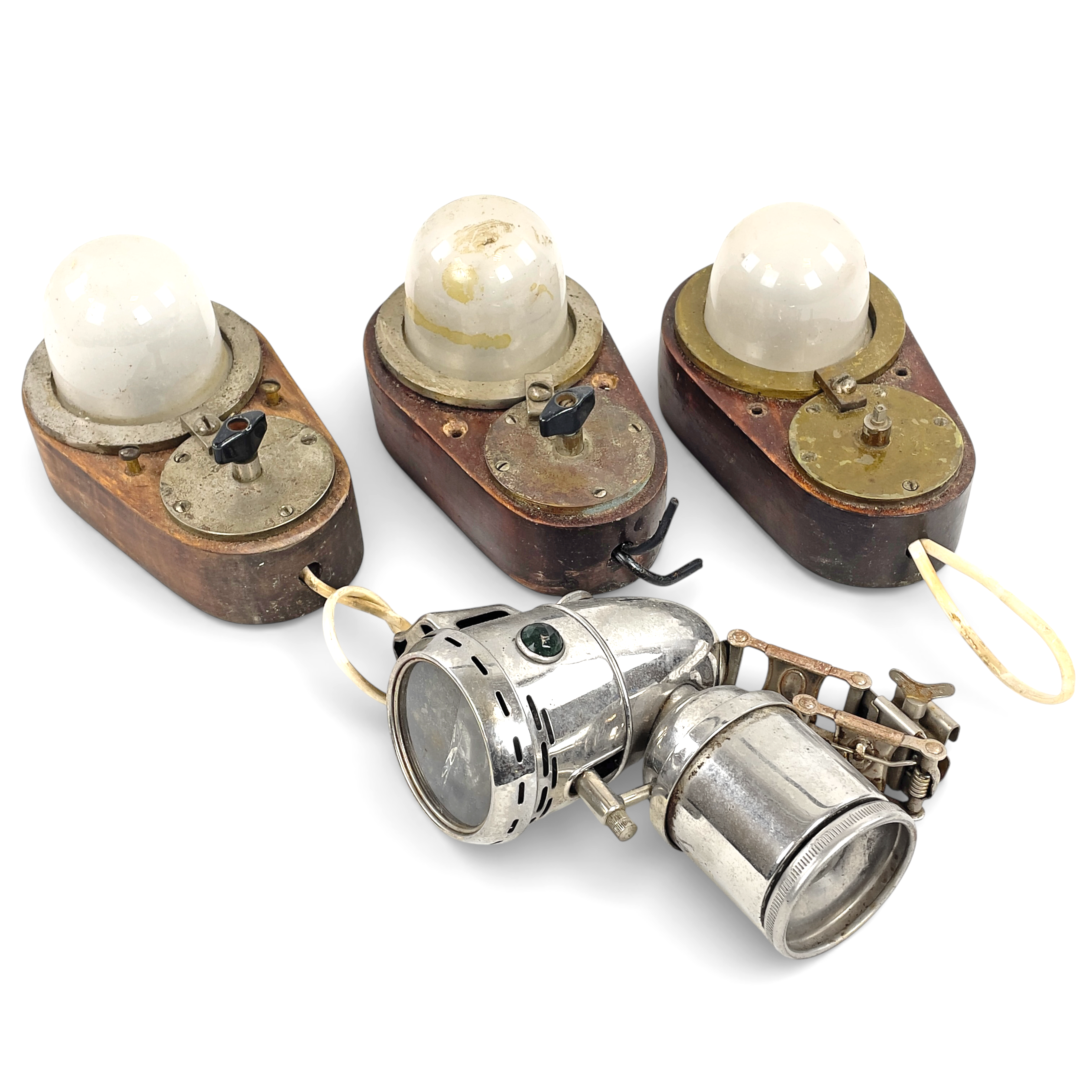 MARINA LAMPOR & KARBIDLAMPA, 4 st. Metall, trä & glas, 1900-tal.