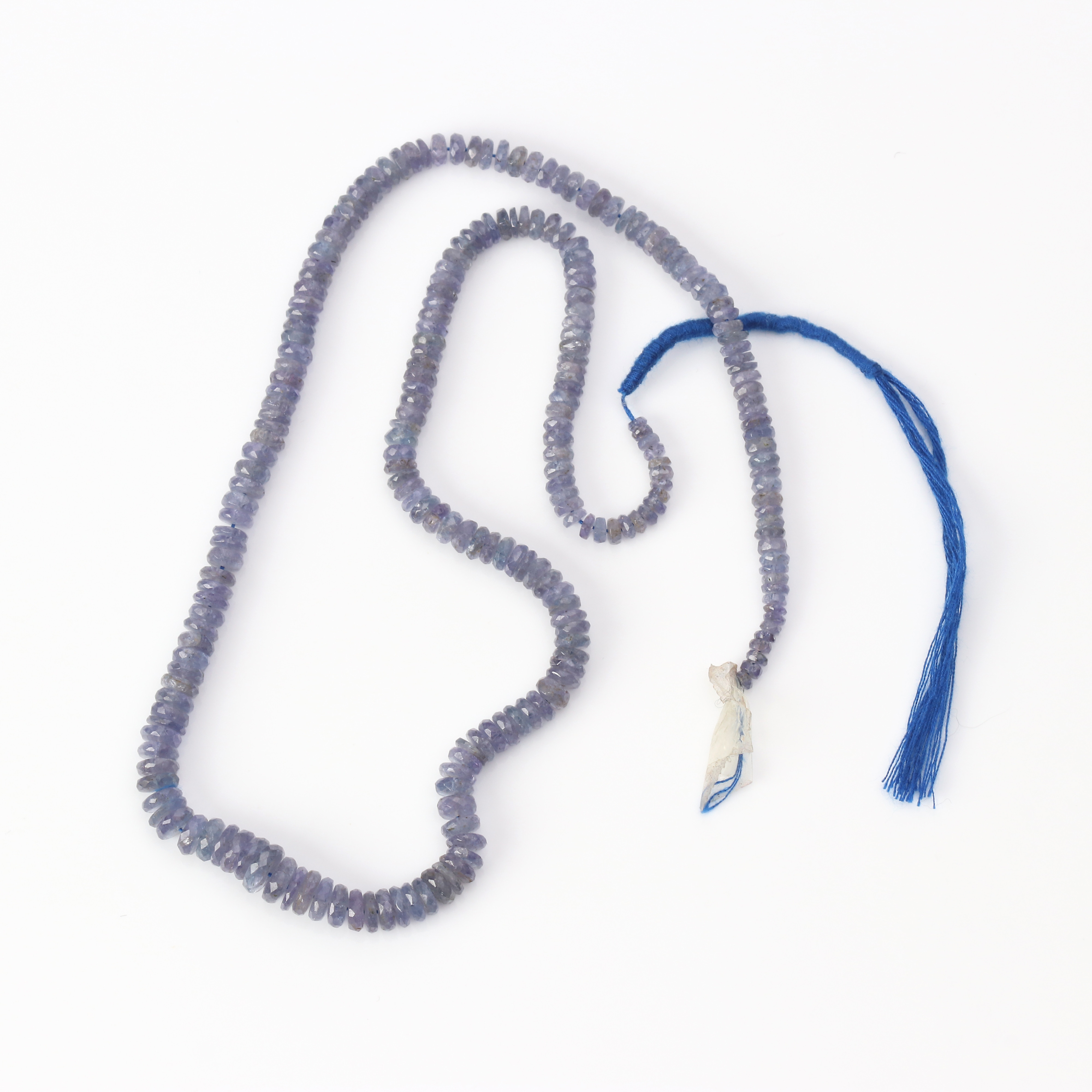 SAFIRHALSBAND av fasetterade safirer.