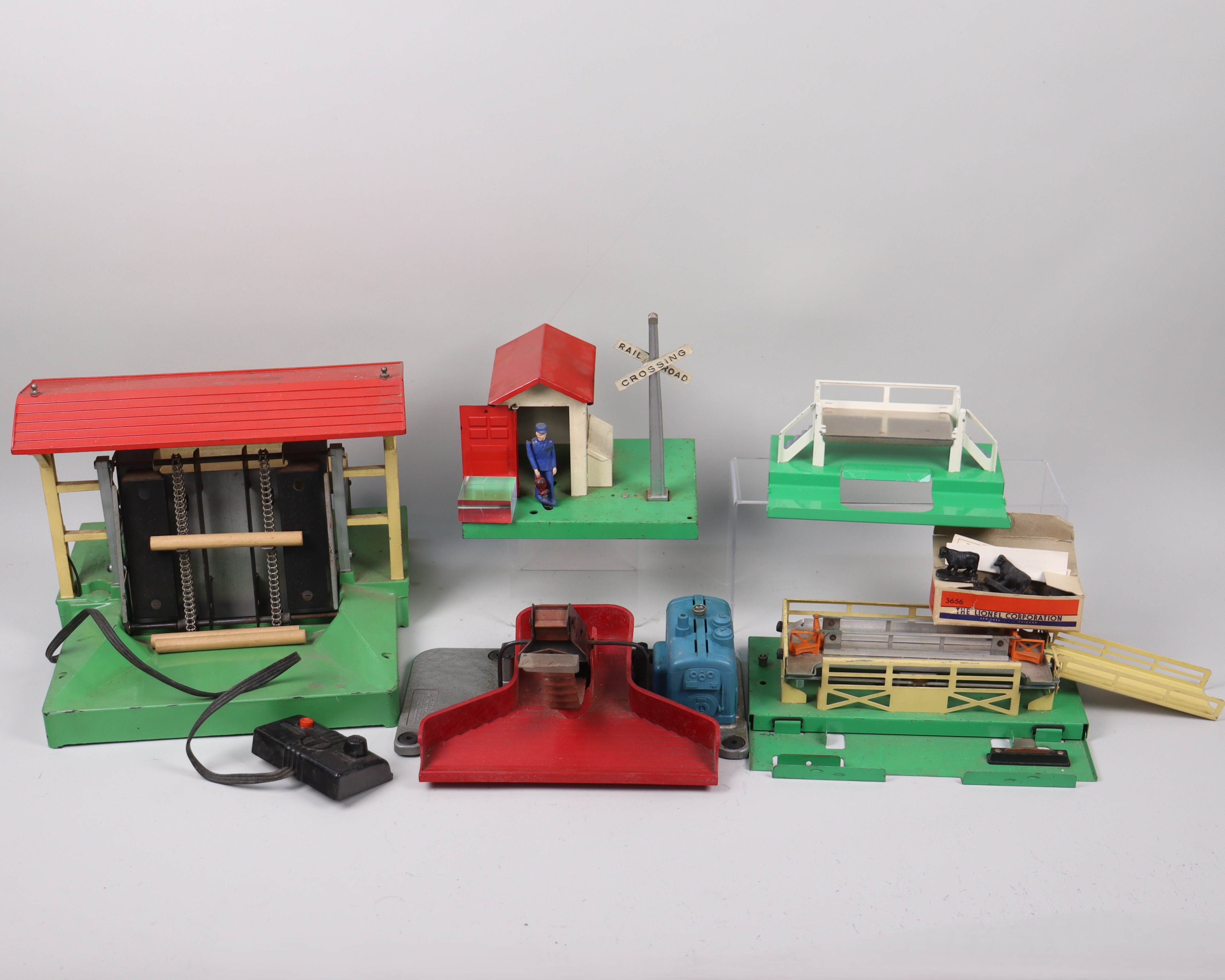 MODELLJÄRNVÄG, Lionel, USA, byggnader, plåt och plast, 0-skala, 1950-tal, 5 st.