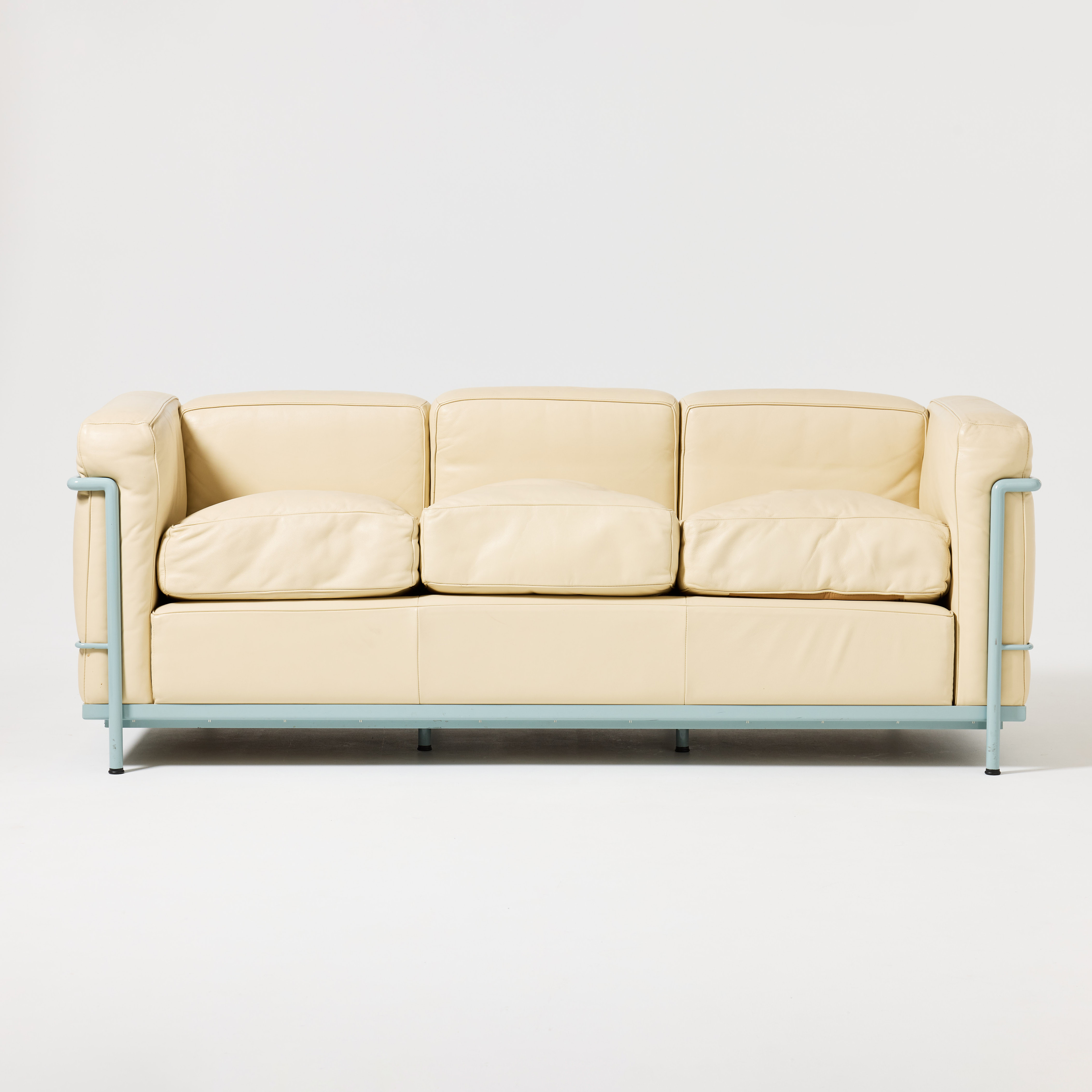 LE CORBUSIER. "LC2", soffa, Cassina, Italien, 3-sits, stomme i blålackerad metall, klädd i ljust skinn.