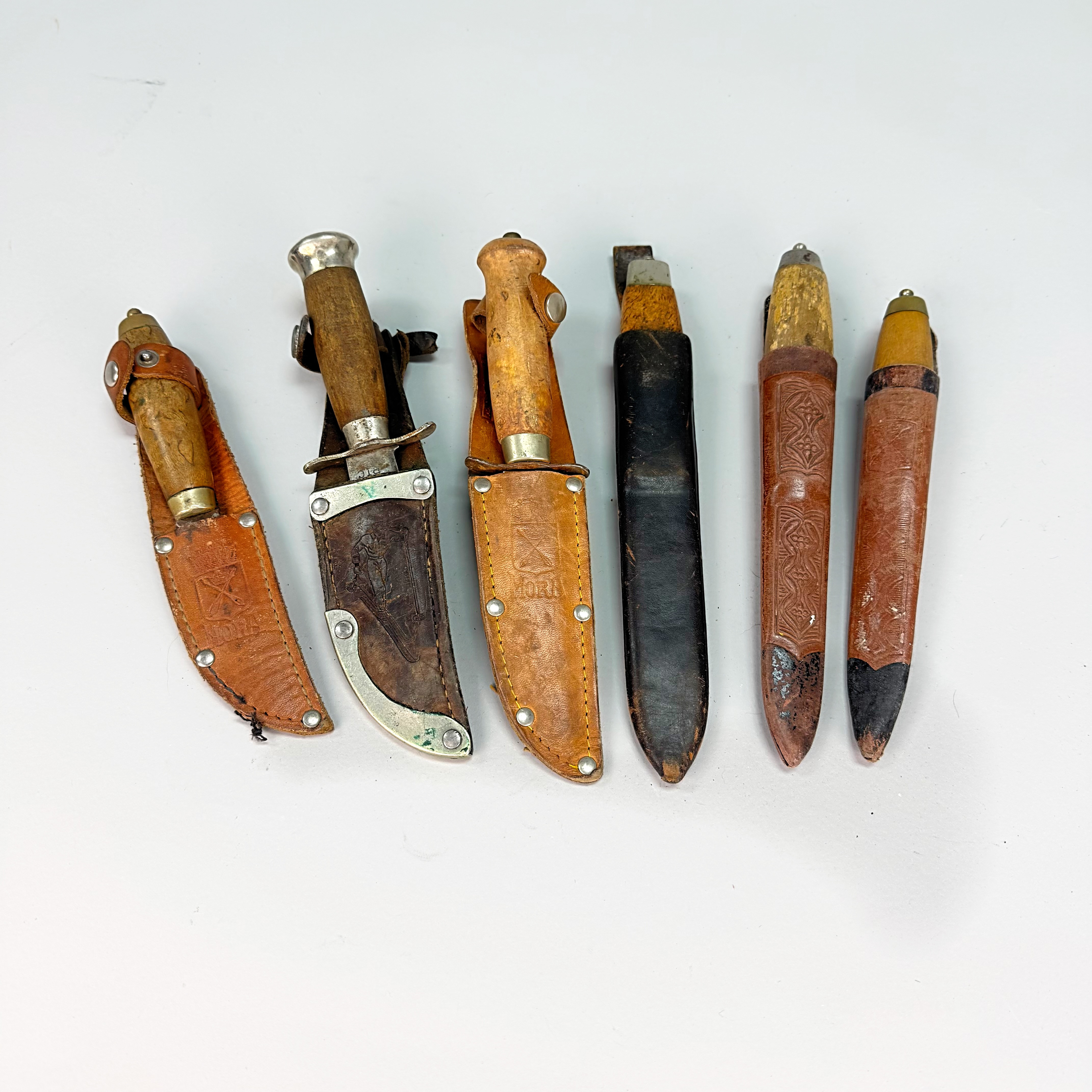 MORAKNIVAR - Parti äldre moraknivar 6 st, bla scoutknivar.