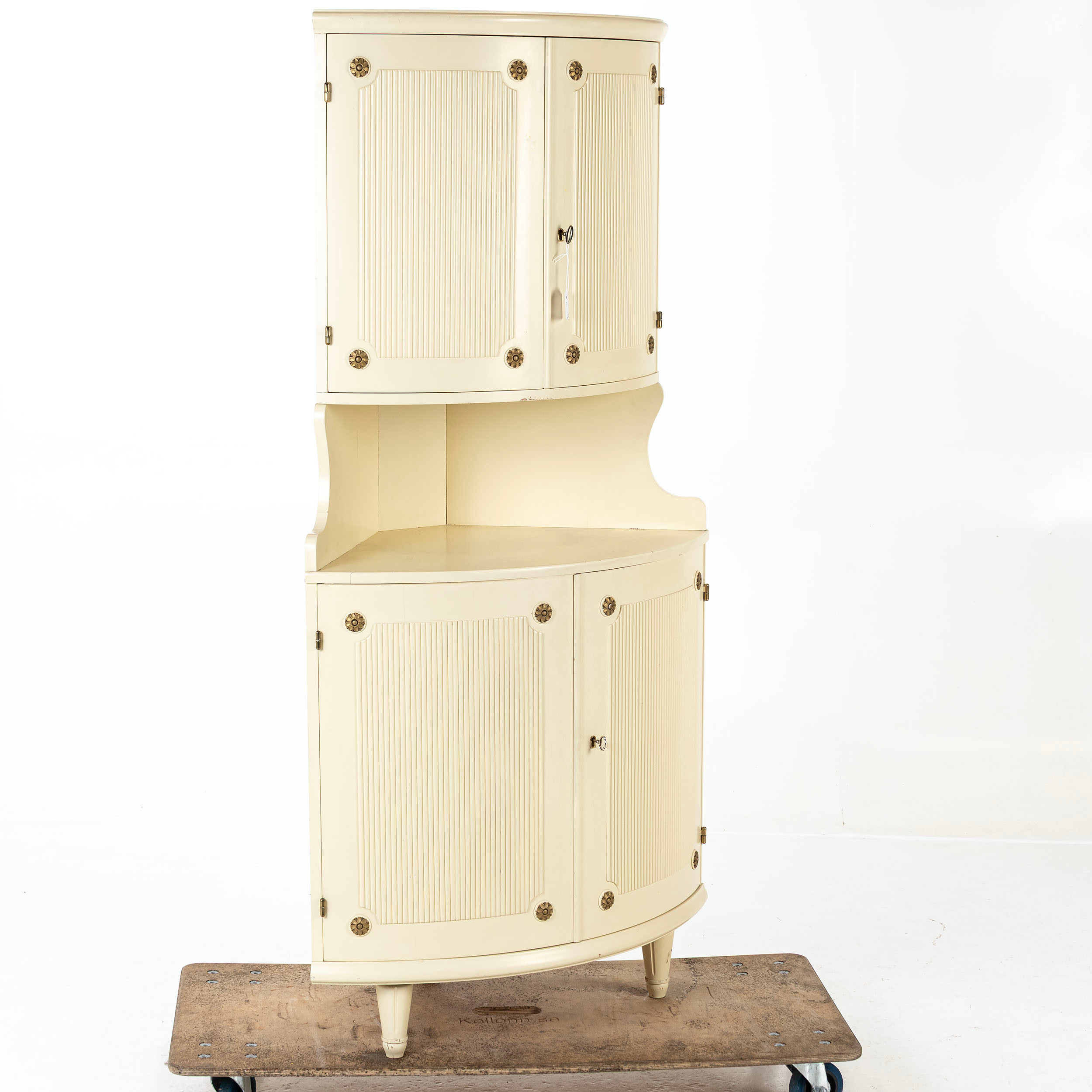 HÖRNSKÅP, gustaviansk stil, 1900-talets andra hälft.