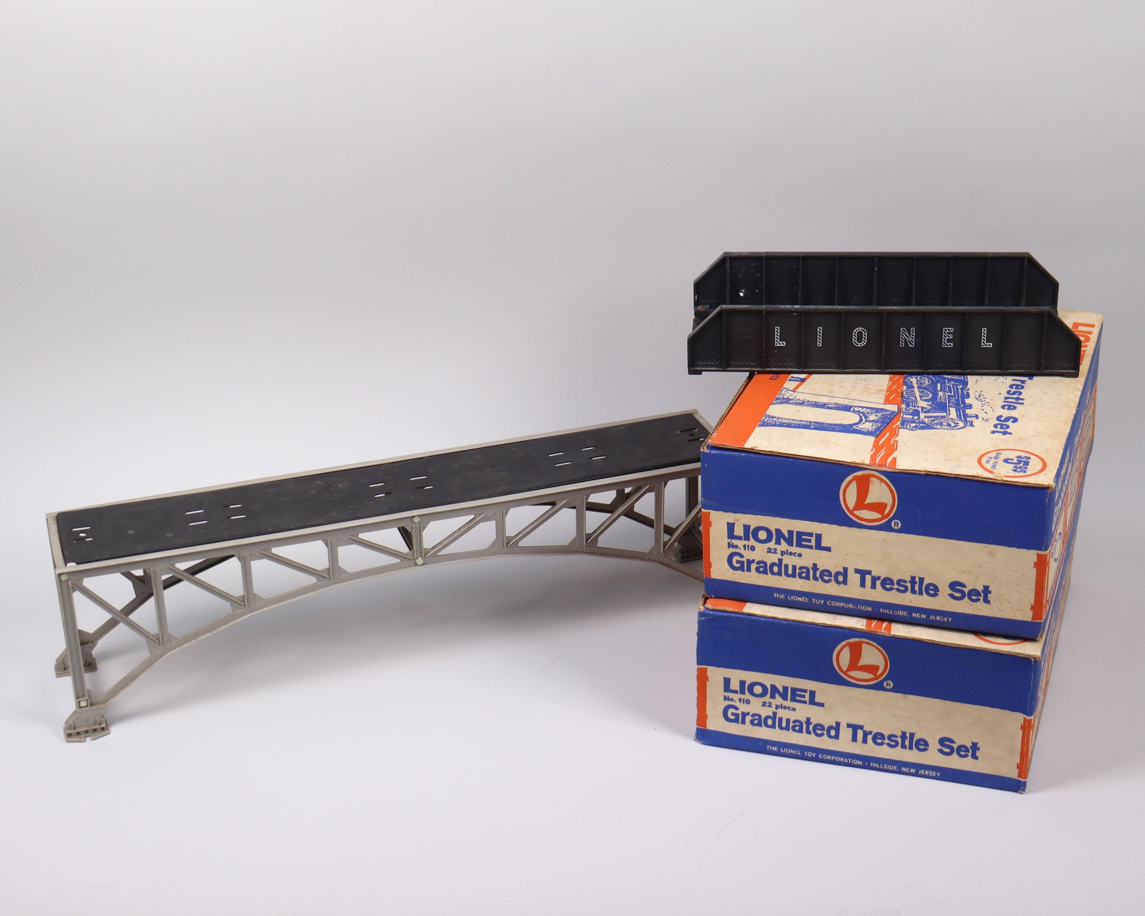 MODELLJÄRNVÄG, Lionel, USA, bro med tillbehör, plåt och plast, 0-skala, 1950-tal.