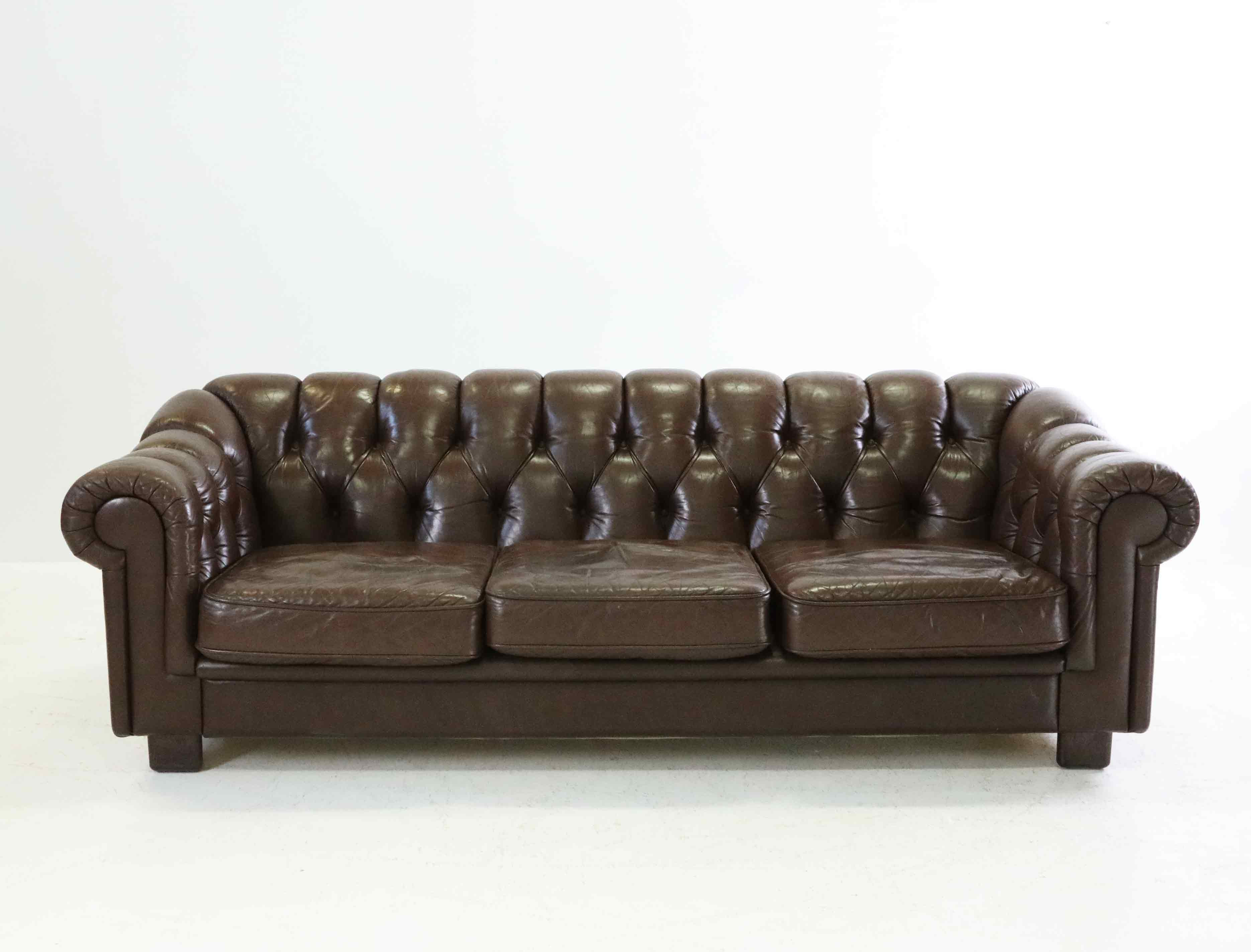 SOFFA, 3-sits, Chesterfield-modell, brun skinnklädsel, 1900-talets andra hälft.
