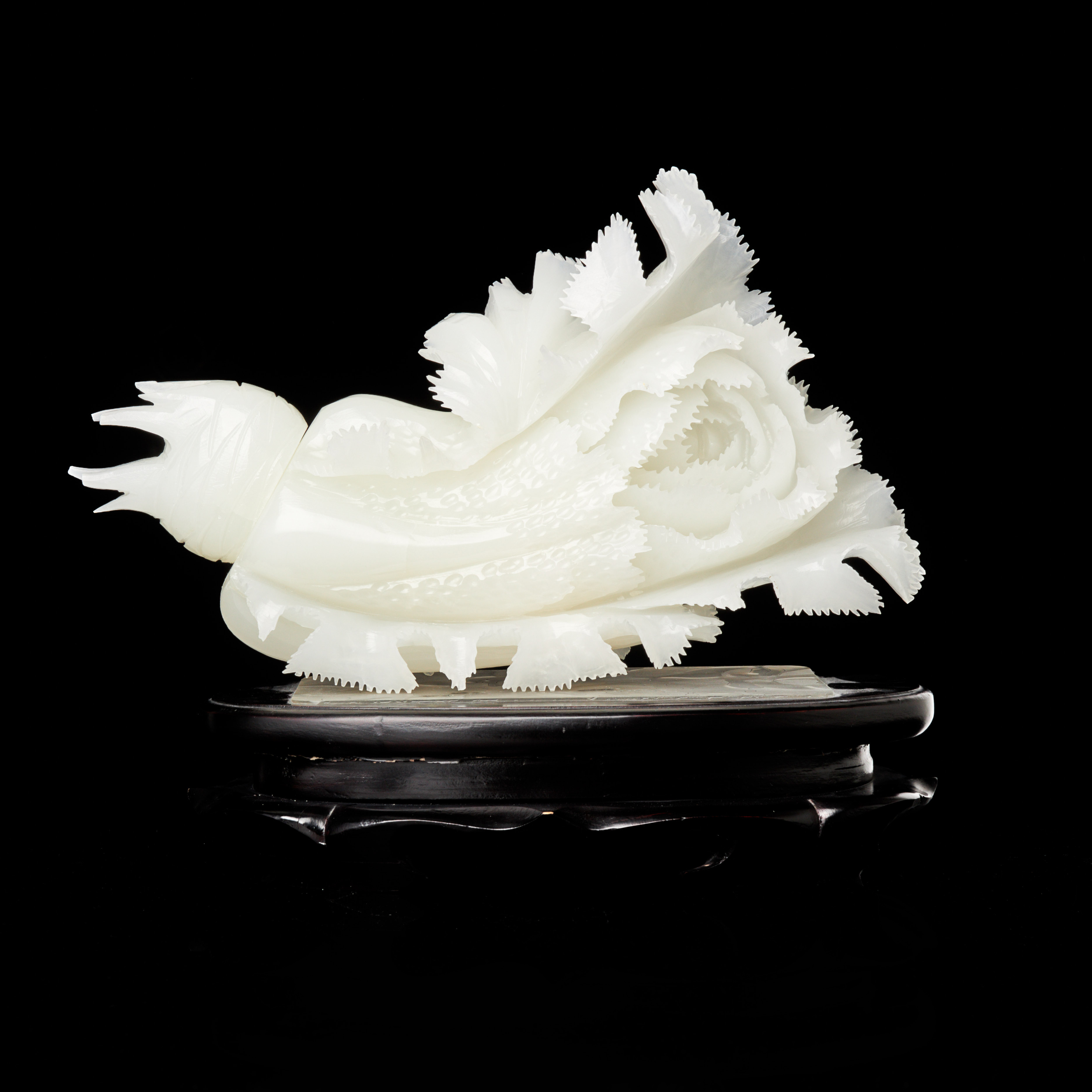 SKULPTUR, Kina 1900-talets slut, jade, sockel i svartbemålat trä.