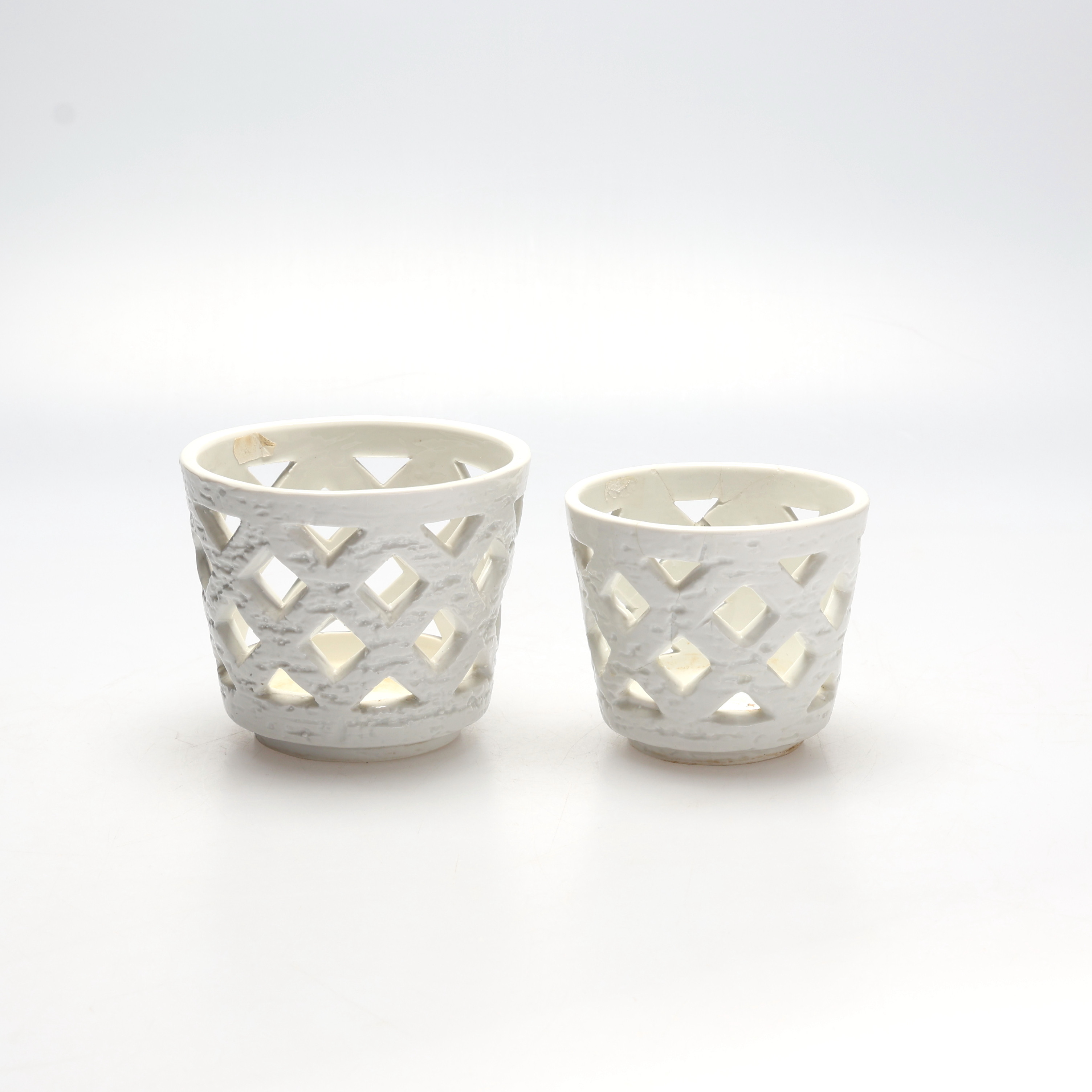 GUNNAR NYLUND. Ytterfoder, 2 st, stengods, "Gallerkruka", Rörstrand.