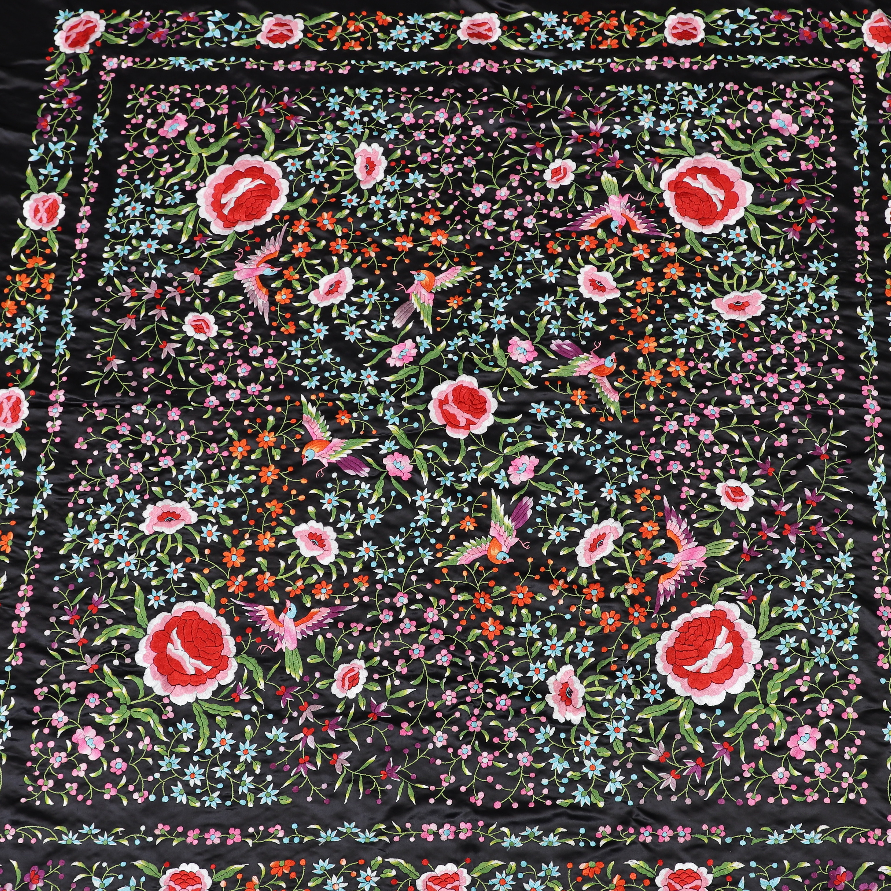 FLYGELDUK/SJAL, siden, mått ca 134 x 137 cm.