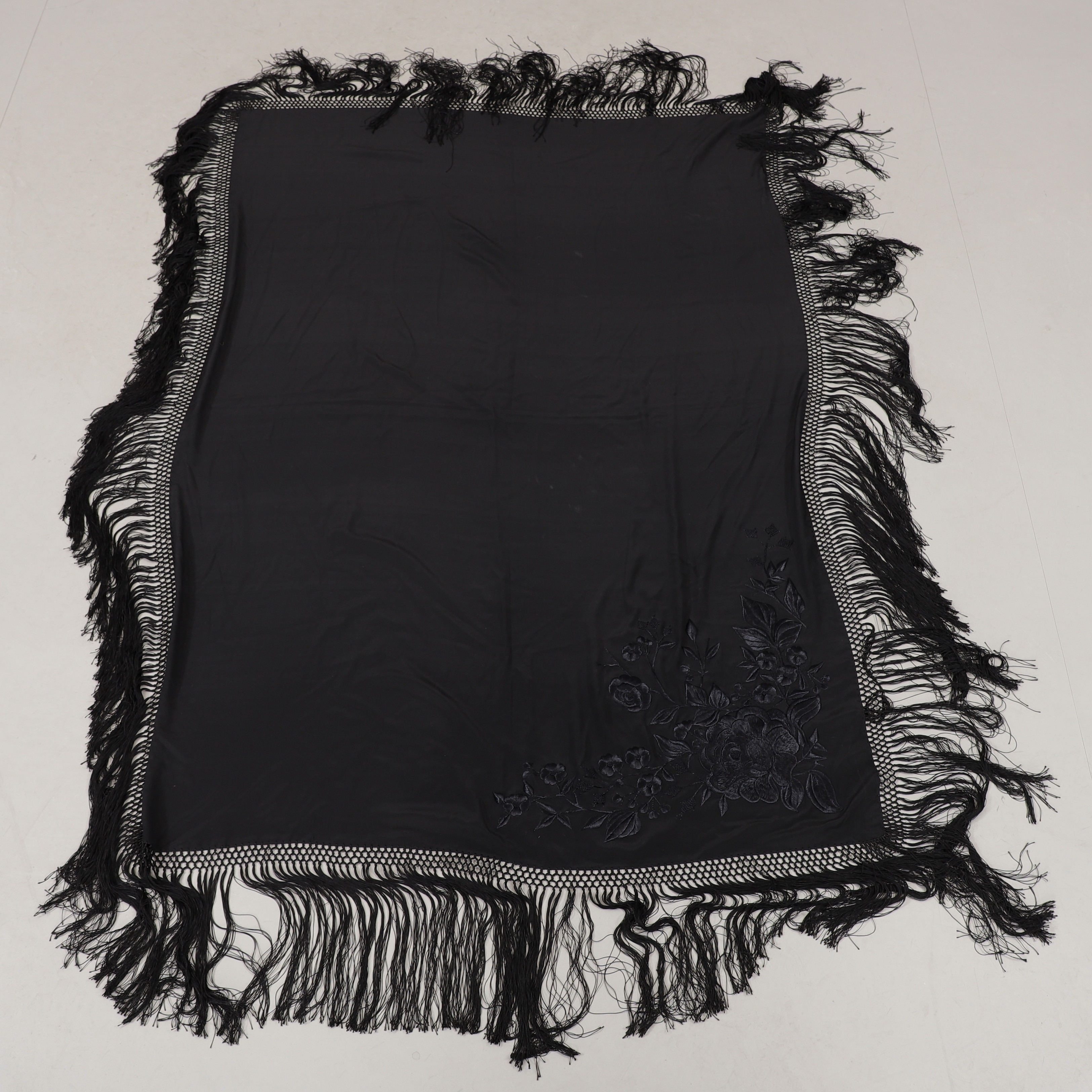 FLYGELDUK/SJAL, silkebrodyr, mått ca 167 x 113 cm.