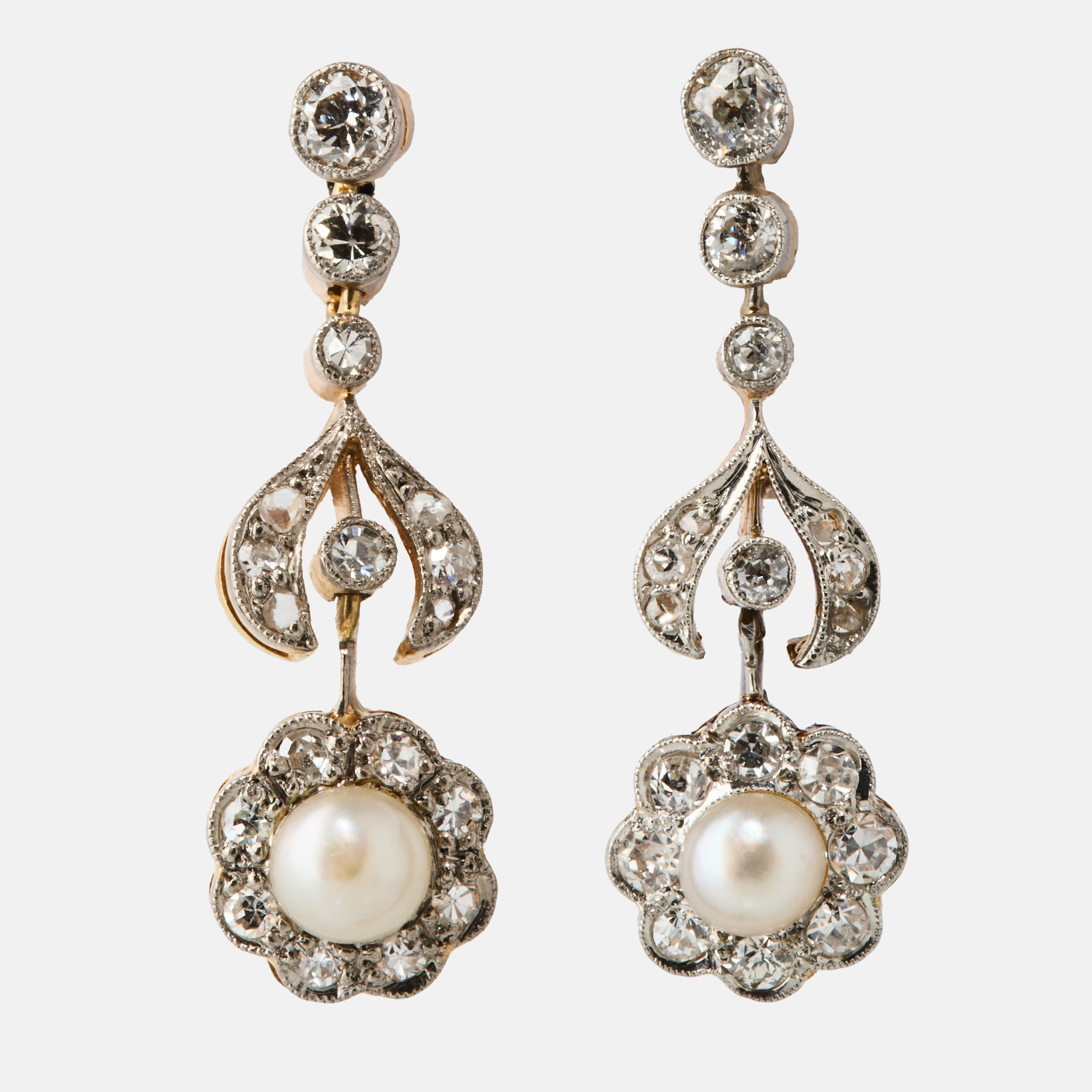 ÖRHÄNGEN, ett par, 18K guld, platina, buttonpärlor och diamanter, 1910/20-tal.