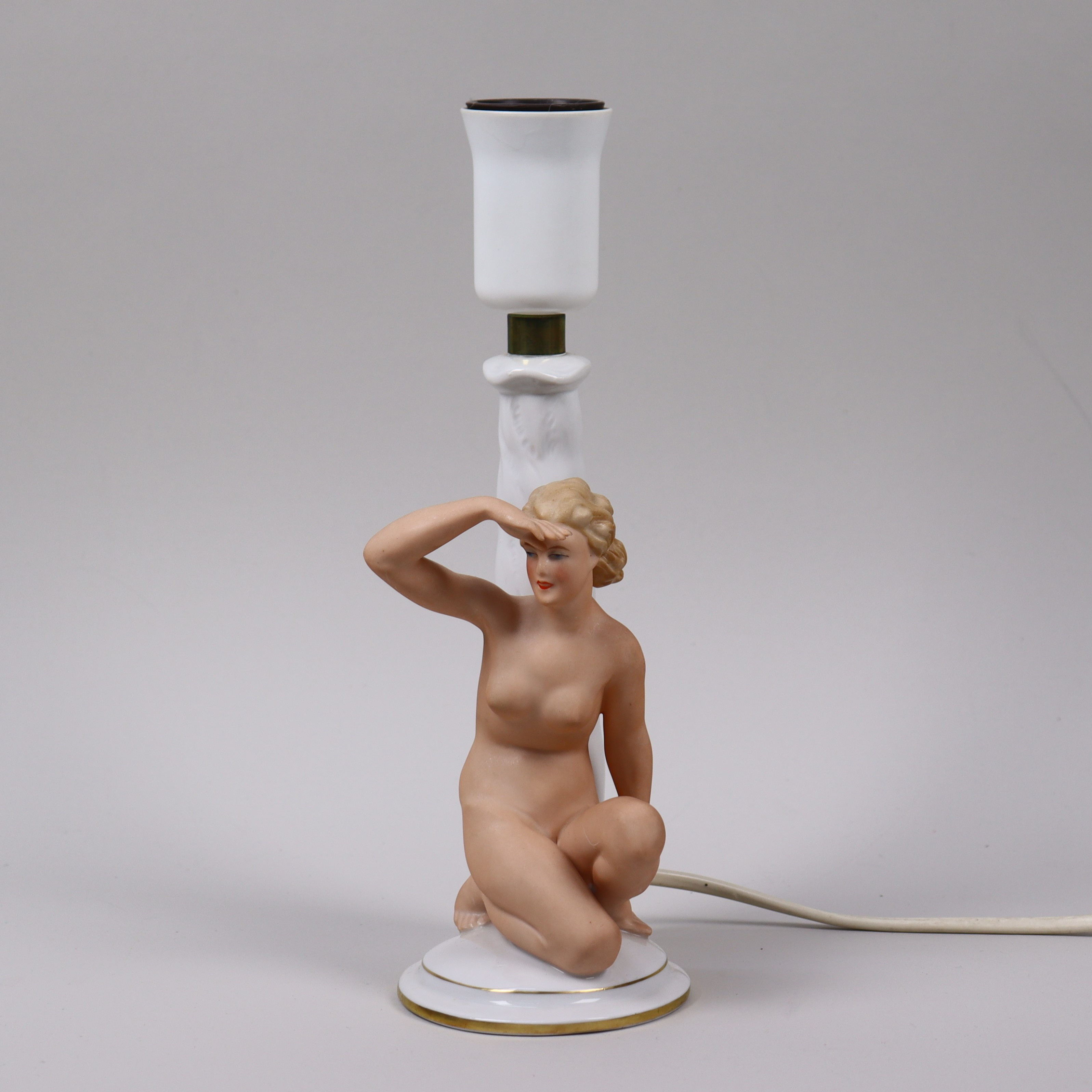 BORDSLAMPA med figurin, Gerold Porzellan, Tyskland, kvinnomodell sittande mot trädstam, 2 st.