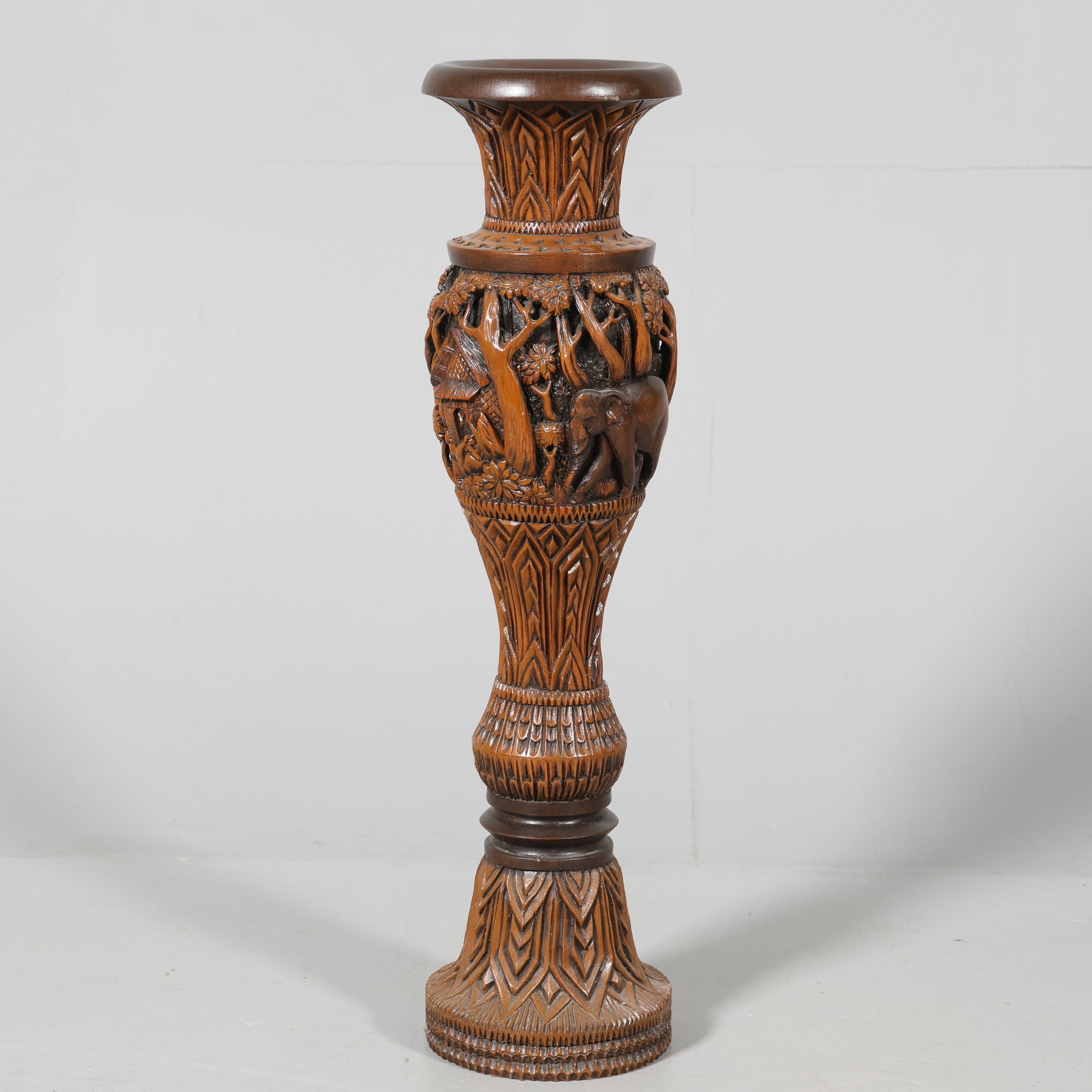 GOLVVAS, trä, relief-dekor, Asien, 1900-tal.