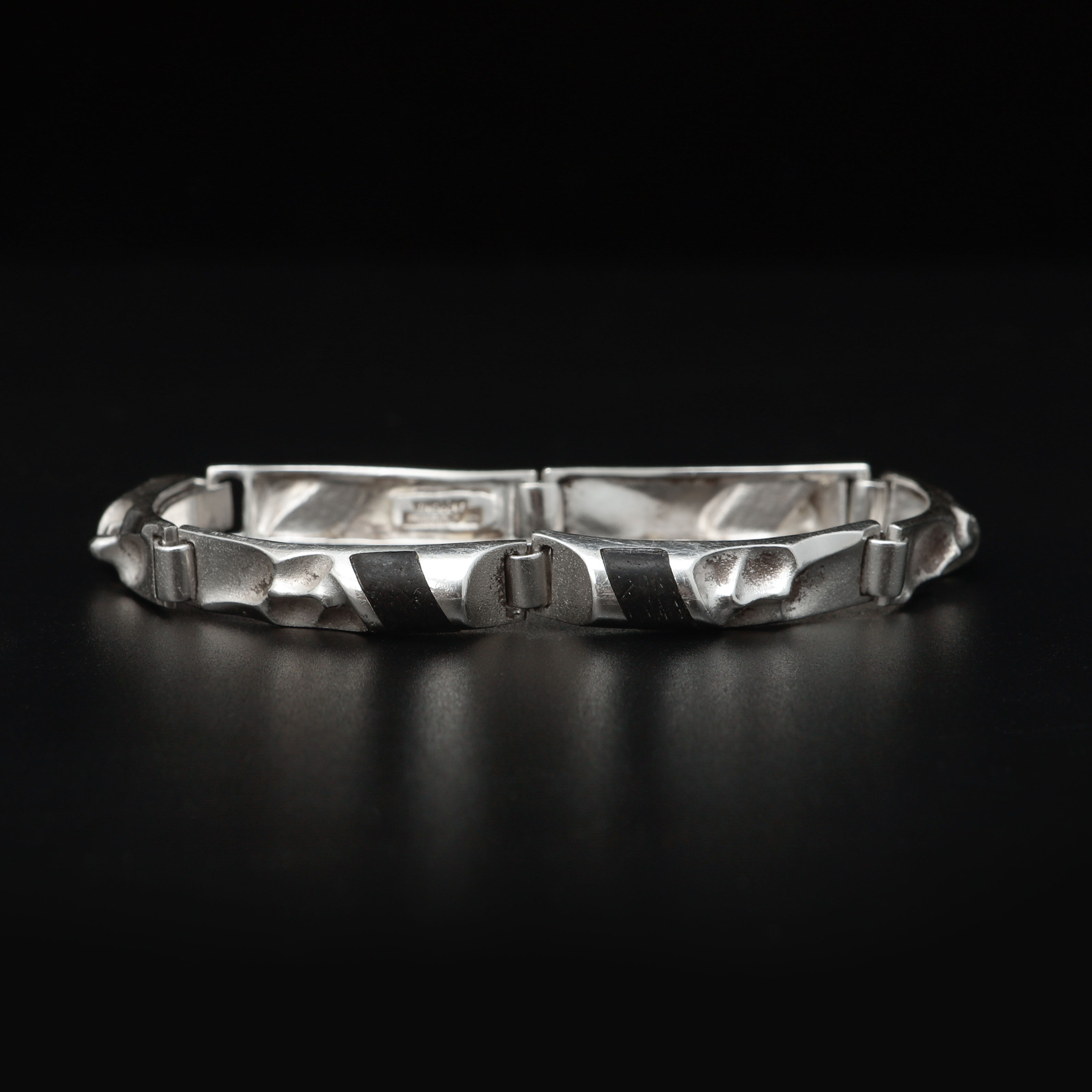 ZOLTAN POPOVITS. Armlänk, silver, ebenholts, Lapponia, 1990.